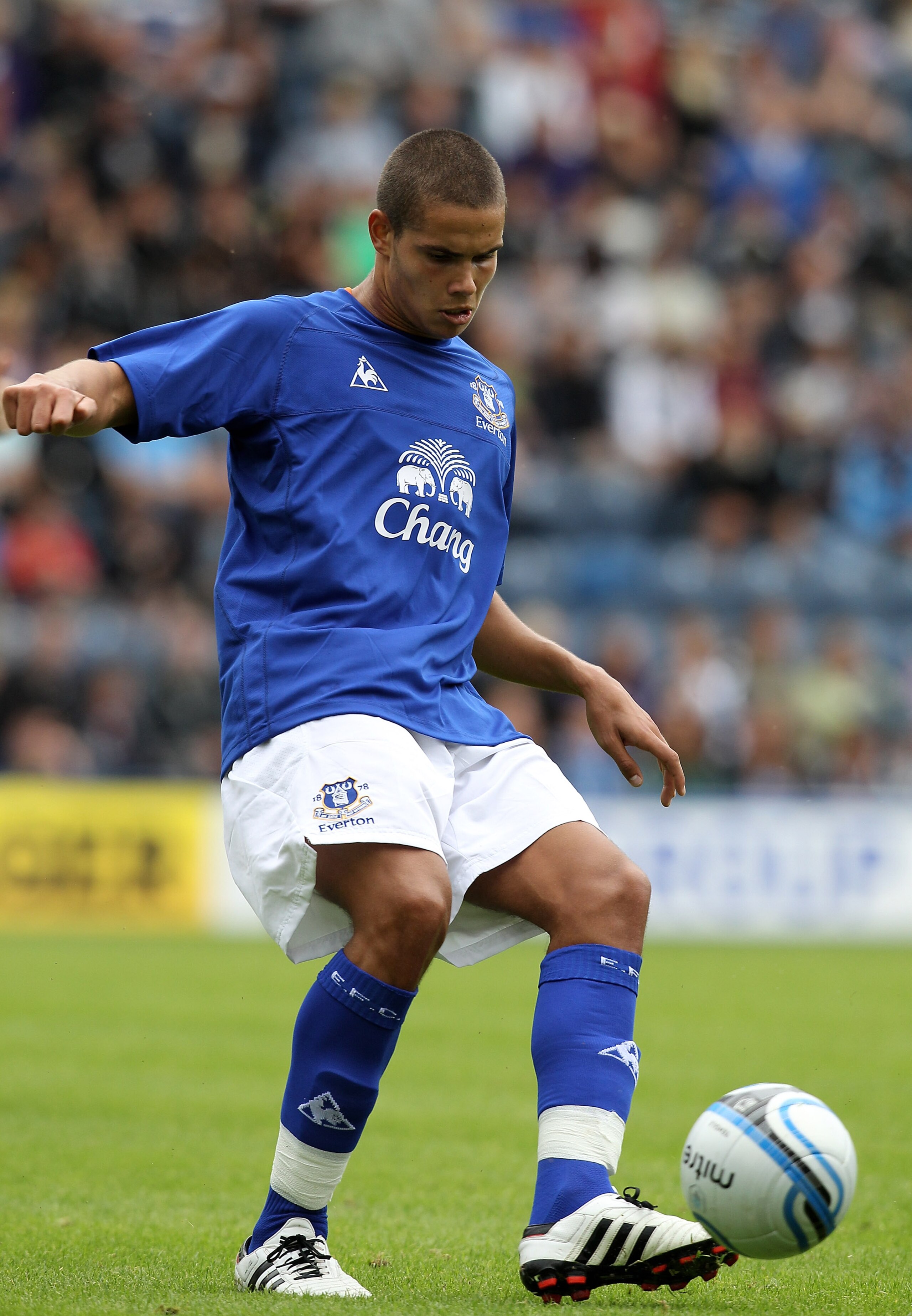 PRESTON, LANCASHIRE - JULY 24:  Jack Rodwell of Everton passes the ball during the pre season friendly match between Preston North End and Everton at Deepdale on July 24, 2010 in Preston, Lancashire.  (Photo by David Rogers/Getty Images)