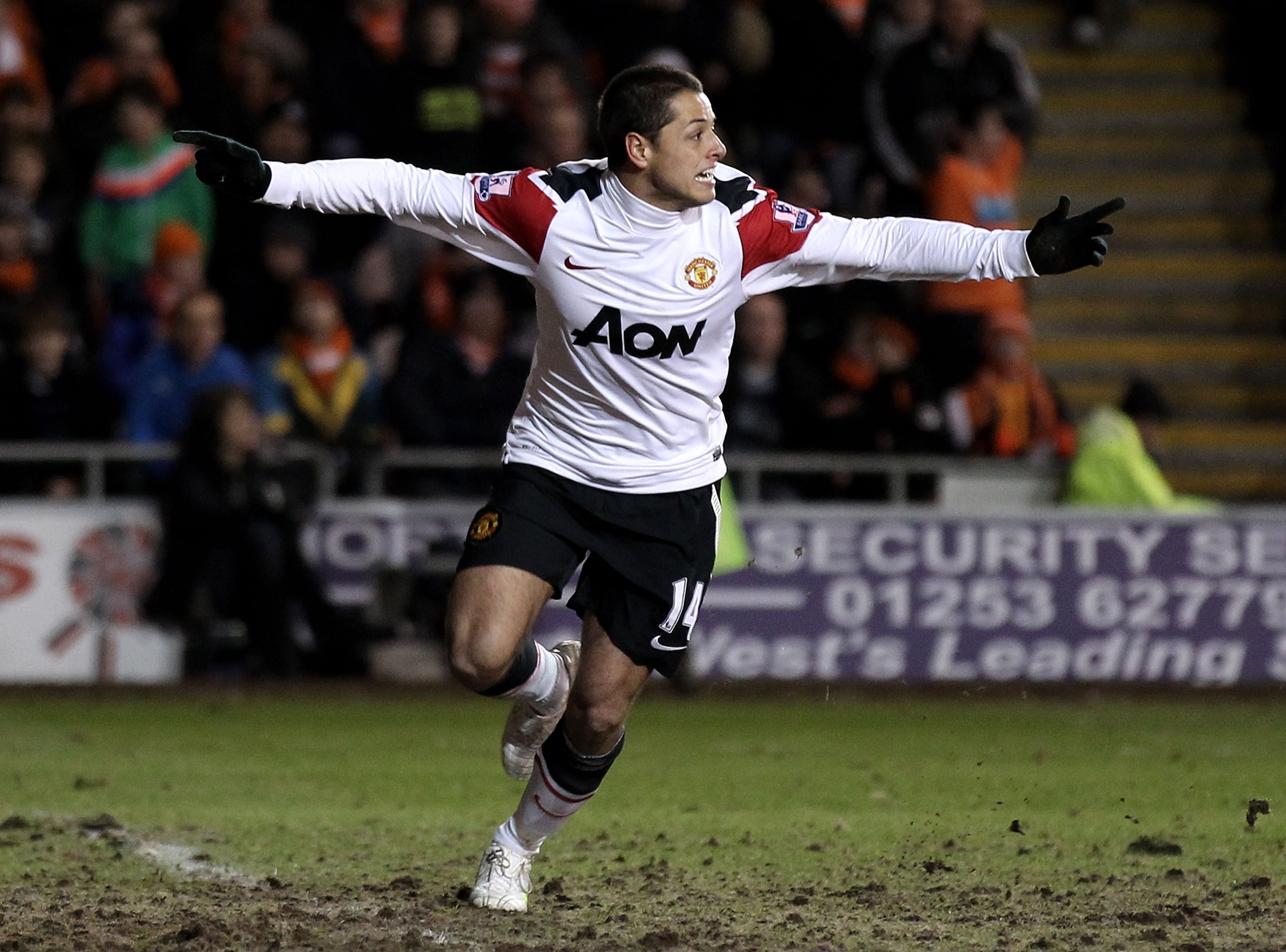 BLACKPOOL, ENGLAND - JANUARY 25:  Chicharito of Manchester United celebrates scoring his team's second goal during the Barclays Premier League match between Blackpool and Manchester United at Bloomfield Road on January 25, 2011 in Blackpool, England. (Pho