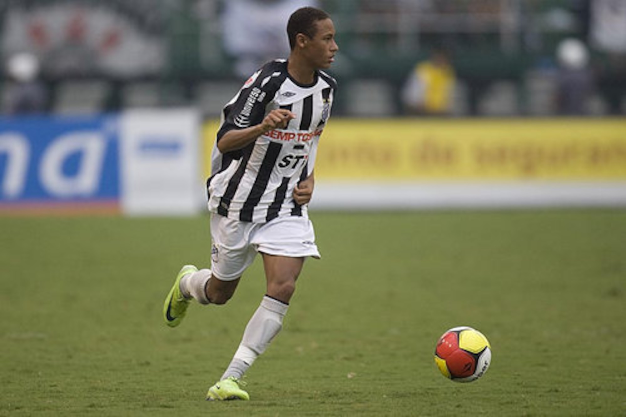 Courtesy of football-pictures.net
