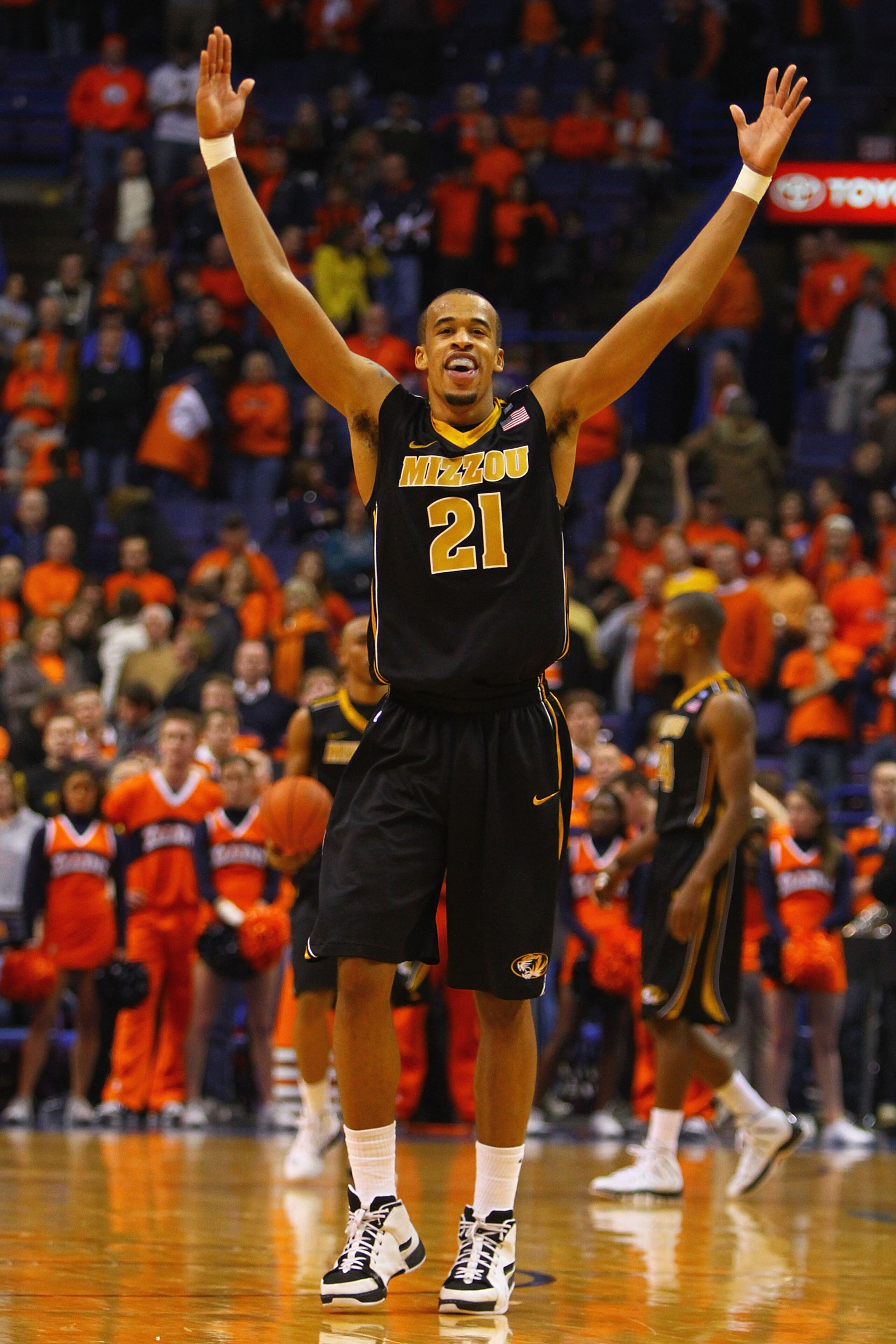 ST. LOUIS, MO - DECEMBER 22: Laurence Bowers #21 of the Missouri Tigers celebrates the Tigers victory over Illinois Fighting Illini during the Busch Braggin' Rights game at the Scottrade Center on December 22, 2010 in St. Louis, Missouri. The Tigers beat ST. LOUIS, MO - DECEMBER 22: Laurence Bowers #21 of the Missouri Tigers celebrates the Tigers victory over Illinois Fighting Illini during the Busch Braggin' Rights game at the Scottrade Center on December 22, 2010 in St. Louis, Missouri. The Tigers beat