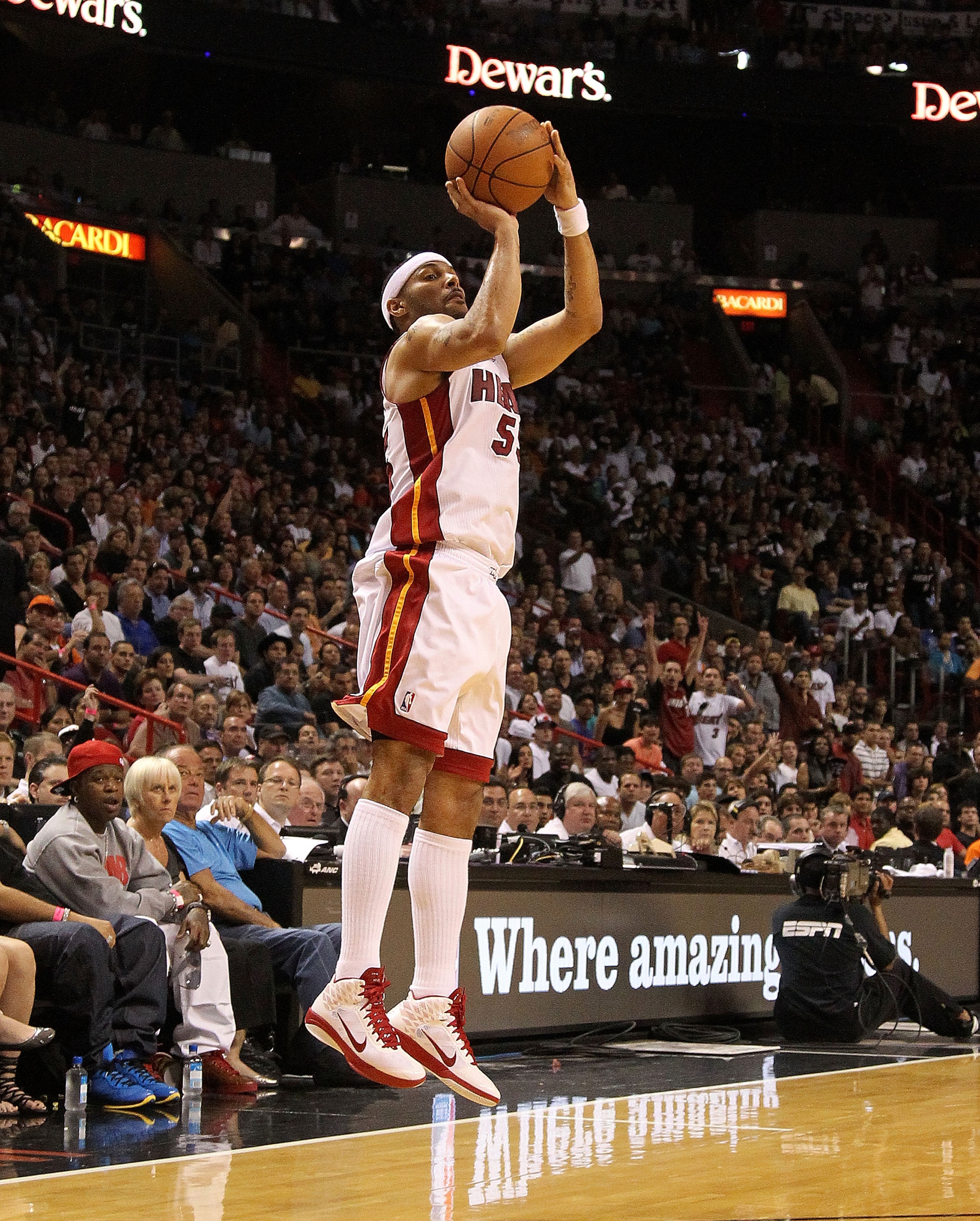 MIAMI, FL - FEBRUARY 27: Eddie House #55 of the Miami Heat shoots a jump shot during a game gainst the New York Knicks at American Airlines Arena on February 27, 2011 in Miami, Florida. NOTE TO USER: User expressly acknowledges and agrees that, by downloa MIAMI, FL - FEBRUARY 27: Eddie House #55 of the Miami Heat shoots a jump shot during a game gainst the New York Knicks at American Airlines Arena on February 27, 2011 in Miami, Florida. NOTE TO USER: User expressly acknowledges and agrees that, by downloa