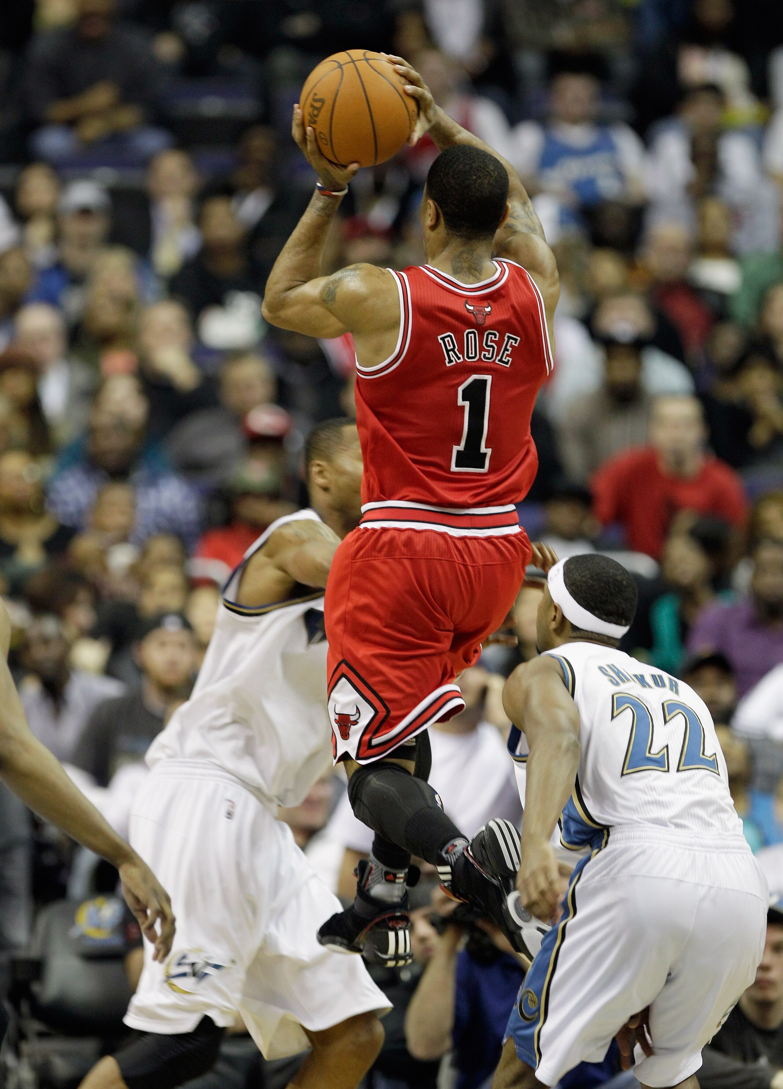 WASHINGTON, DC - FEBRUARY 28: Derrick Rose #1 of the Chicago Bulls puts up a shot against the Washington Wizards at the Verizon Center in Washington on February 28, 2011 in Washington, DC. NOTE TO USER: User expressly acknowledges and agrees that, by down