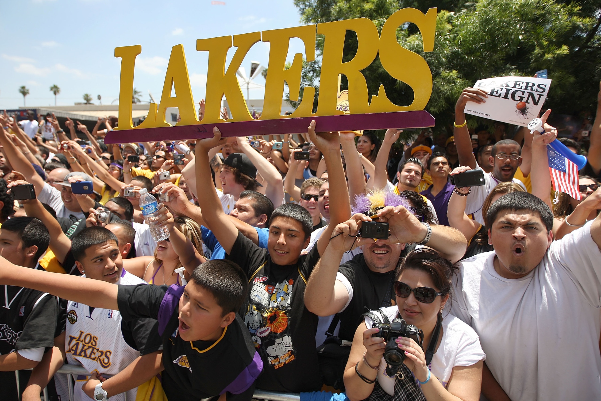 LOS ANGELES, CA - JUNE 21:  Fans cheer for the Los Angeles Lakers during their victory parade for the the NBA basketball champion team on June 21, 2010 in Los Angeles, California. The Lakers beat the Boston Celtics 87-79 in 7 games for the franchise's 16