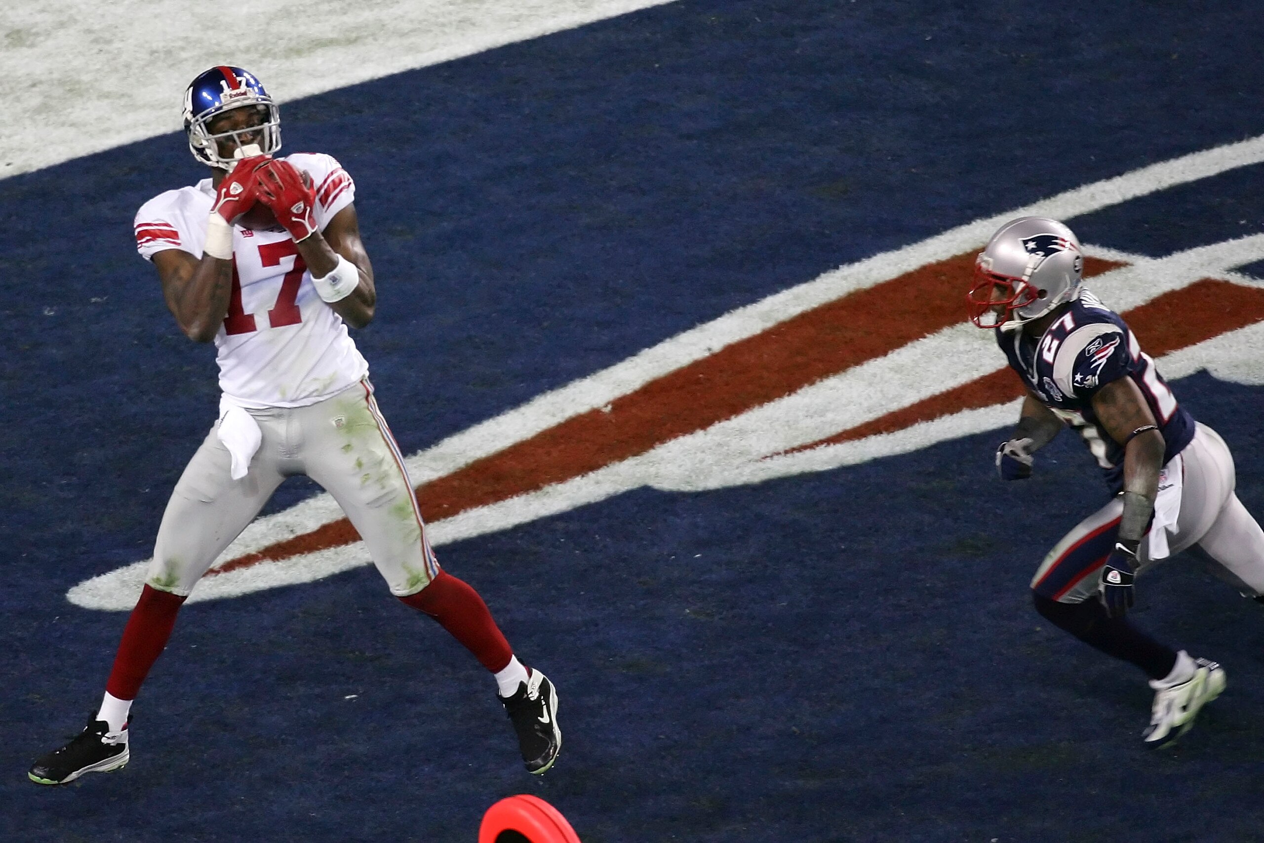 GLENDALE, AZ - FEBRUARY 03: Wide receiver Plaxico Burress #17 of the New York Giants catches a 13-yard touchdown pass in the fourth quarter over Ellis Hobbs #27 of the New England Patriots during Super Bowl XLII on February 3, 2008 at the University of P GLENDALE, AZ - FEBRUARY 03: Wide receiver Plaxico Burress #17 of the New York Giants catches a 13-yard touchdown pass in the fourth quarter over Ellis Hobbs #27 of the New England Patriots during Super Bowl XLII on February 3, 2008 at the University of P