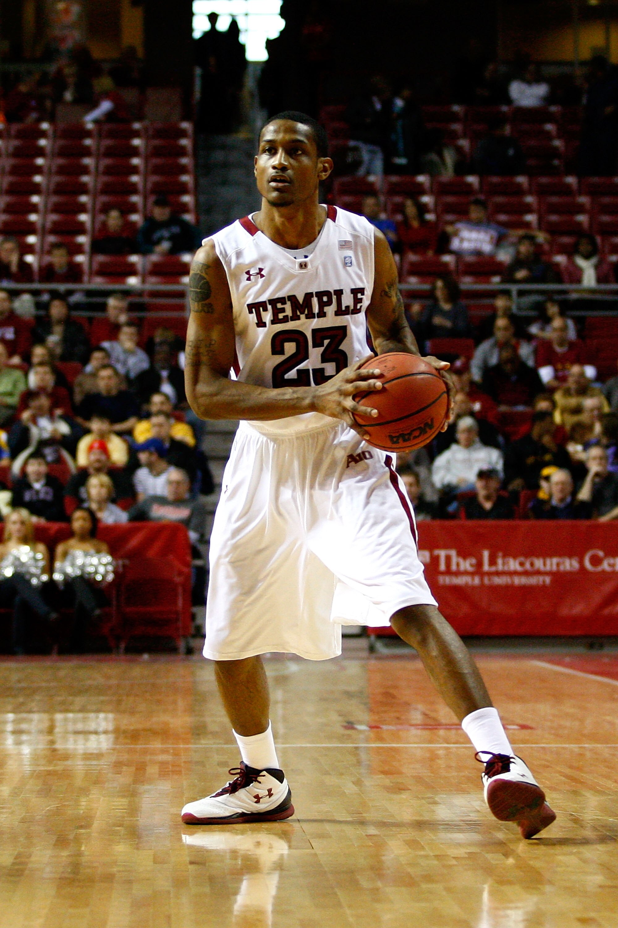 PHILADELPHIA, PA - DECEMBER 18:  Ramone Moore #23 of the Temple Owls looks to pass the ball against the Northern Illinois Huskies at the Liacouras Center on December 18, 2010 in Philadelphia, Pennsylvania.  (Photo by Chris Chambers/Getty Images)