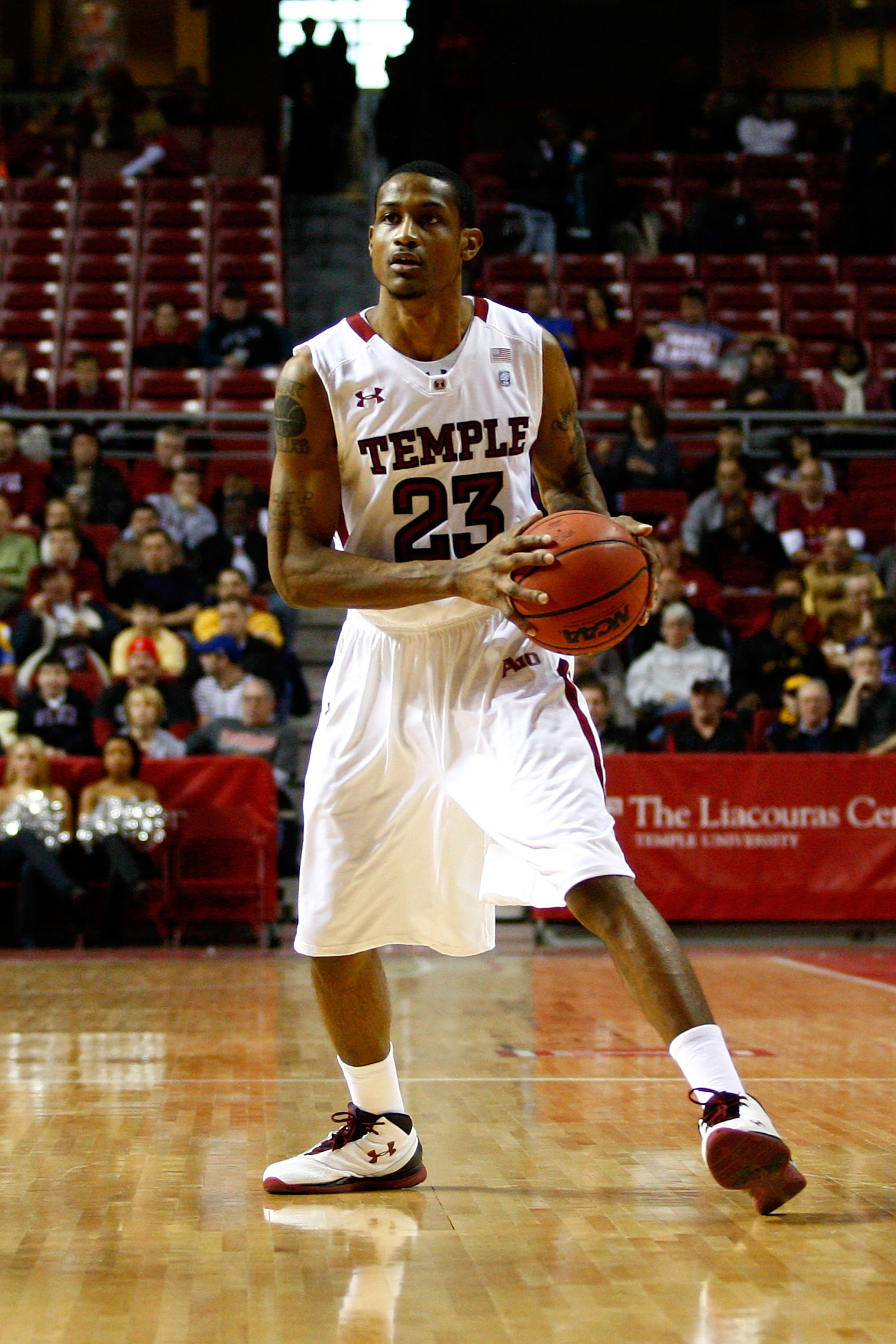 PHILADELPHIA, PA - DECEMBER 18:  Ramone Moore #23 of the Temple Owls looks to pass the ball against the Northern Illinois Huskies at the Liacouras Center on December 18, 2010 in Philadelphia, Pennsylvania.  (Photo by Chris Chambers/Getty Images)