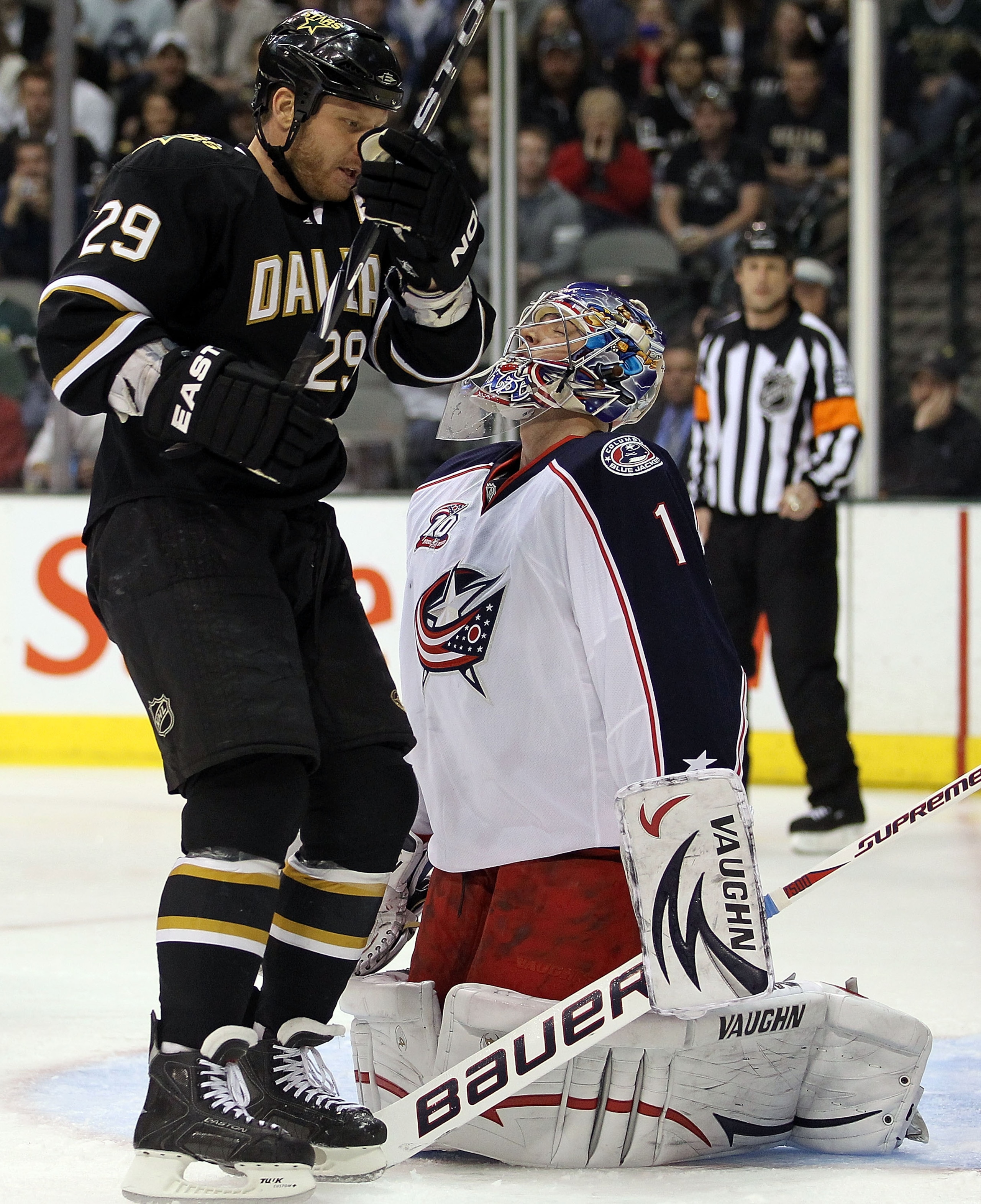 DALLAS, TX - FEBRUARY 13: Goaltender Steve Mason #1 of the Columbus Blue Jackets gives up a goal against Brad Richards #91 in front of Steve Ott #29 of the Dallas Stars on February 13, 2011 in Dallas, Texas. (Photo by Ronald Martinez/Getty Images) DALLAS, TX - FEBRUARY 13: Goaltender Steve Mason #1 of the Columbus Blue Jackets gives up a goal against Brad Richards #91 in front of Steve Ott #29 of the Dallas Stars on February 13, 2011 in Dallas, Texas. (Photo by Ronald Martinez/Getty Images)