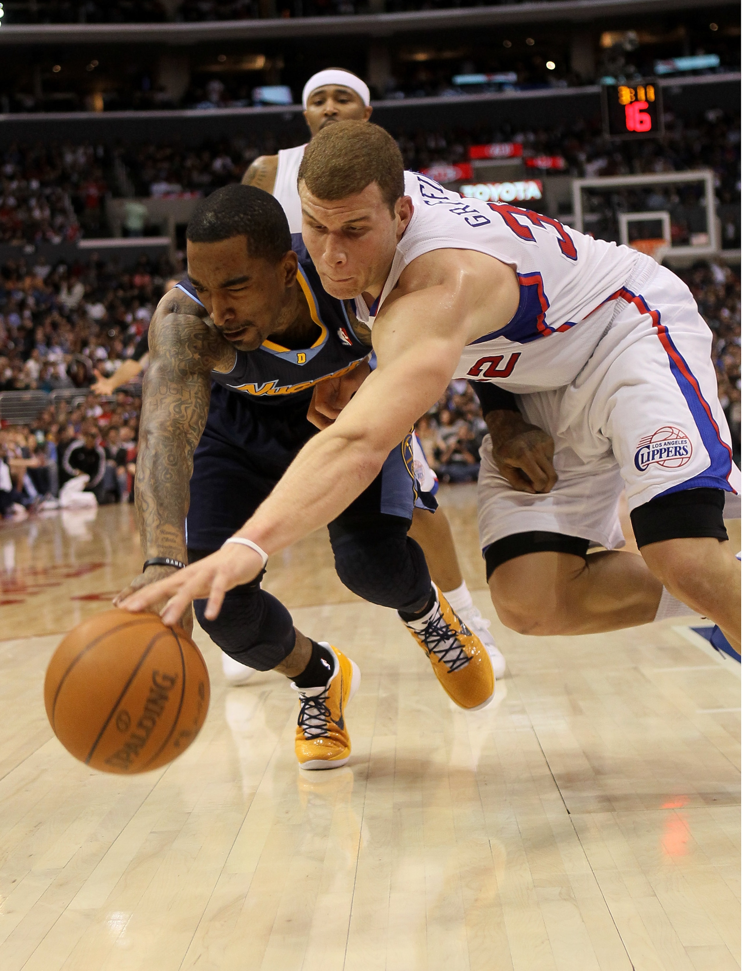 LOS ANGELES, CA - MARCH 05:  Blake Griffin #32 of the Los Angeles Clippers goes for a loose ball against J.R. Smith #5 of the Denver Nuggets at Staples Center on March 5, 2011 in Los Angeles, California.  The Clippers won 100-94. NOTE TO USER: User expres