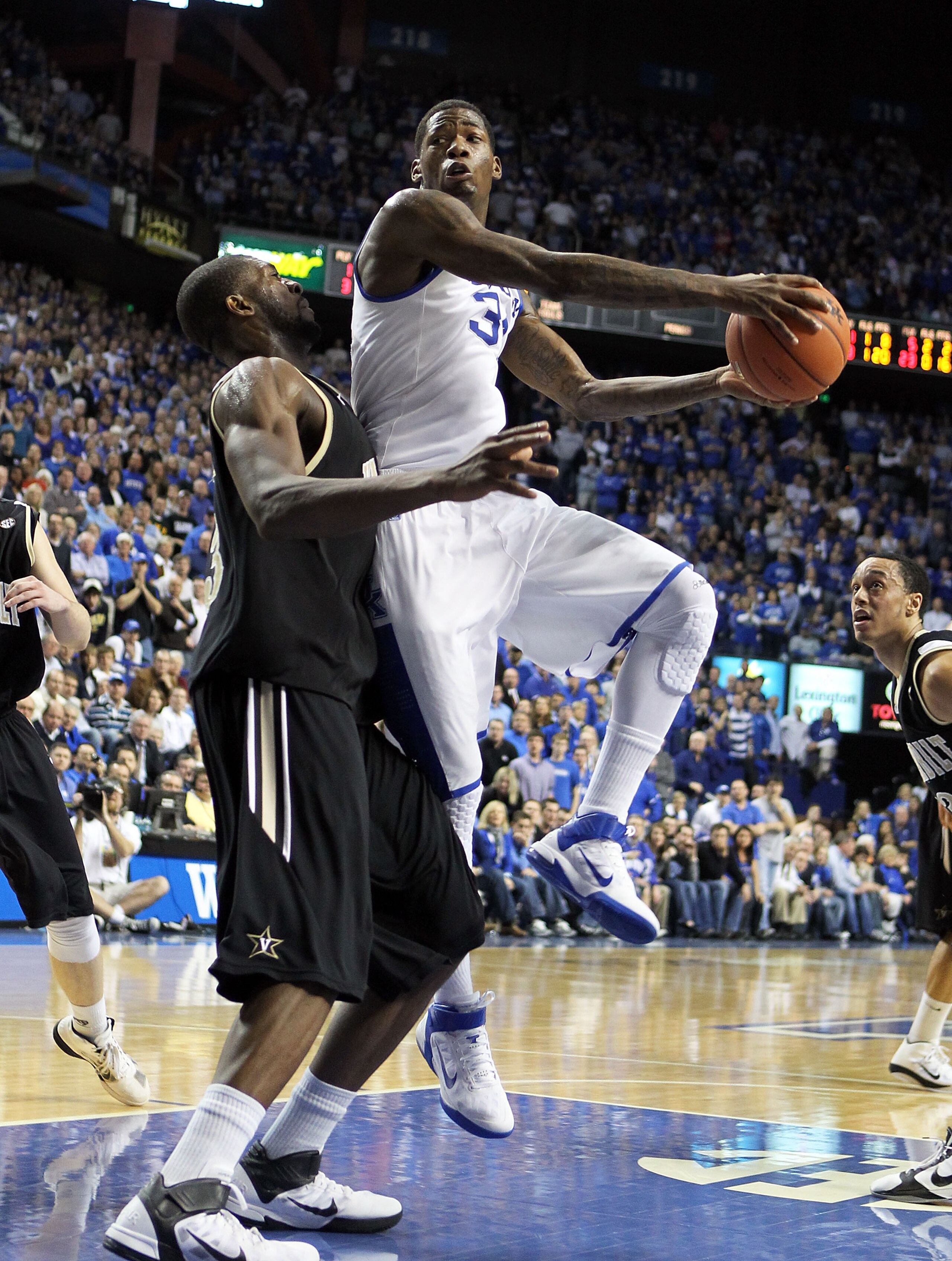 LEXINGTON, KY - MARCH 01: DeAndre Liggins #32 of the Kentucky Wildcats shoots the ball during the SEC game against the Vanderbilt Commodores at Rupp Arena on March 1, 2011 in Lexington, Kentucky. Kentucky won 68-66. (Photo by Andy Lyons/Getty Images) LEXINGTON, KY - MARCH 01: DeAndre Liggins #32 of the Kentucky Wildcats shoots the ball during the SEC game against the Vanderbilt Commodores at Rupp Arena on March 1, 2011 in Lexington, Kentucky. Kentucky won 68-66. (Photo by Andy Lyons/Getty Images)