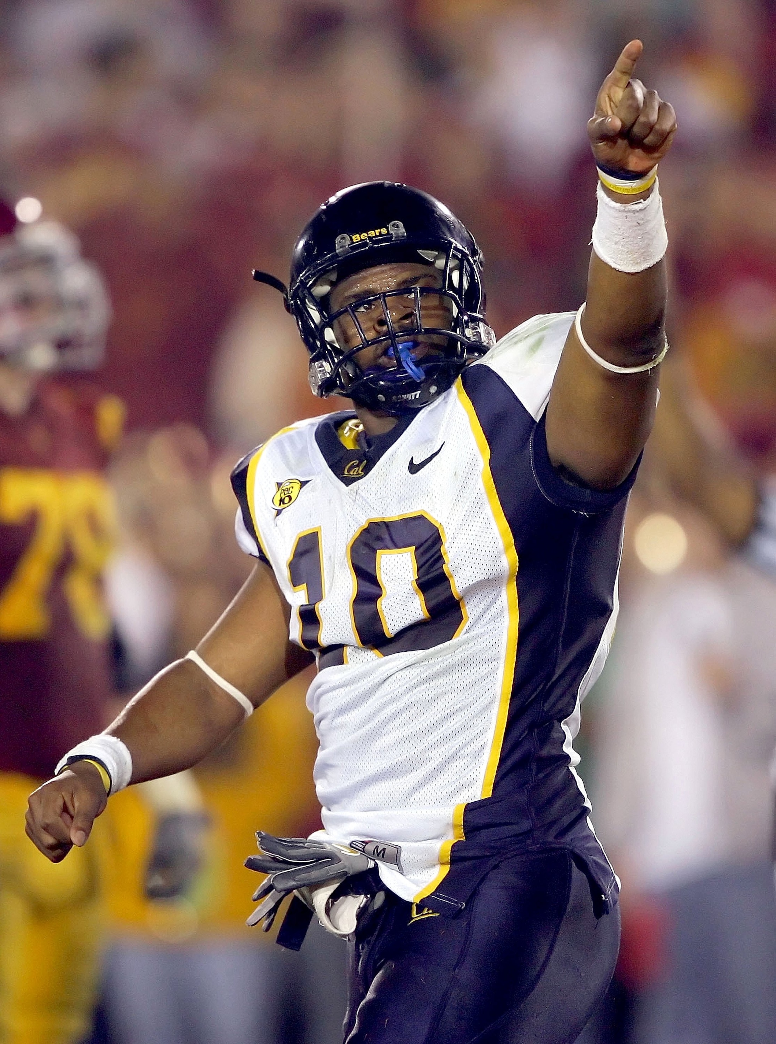 LOS ANGELES - NOVEMBER 18:  Desmond Bishop #10 of the California Golden Bears celebrates during the game against the University of Southern California Trojans on November 18, 2006 at Los Angeles Memorial Coliseum in Los Angeles, California.  (Photo by Lis