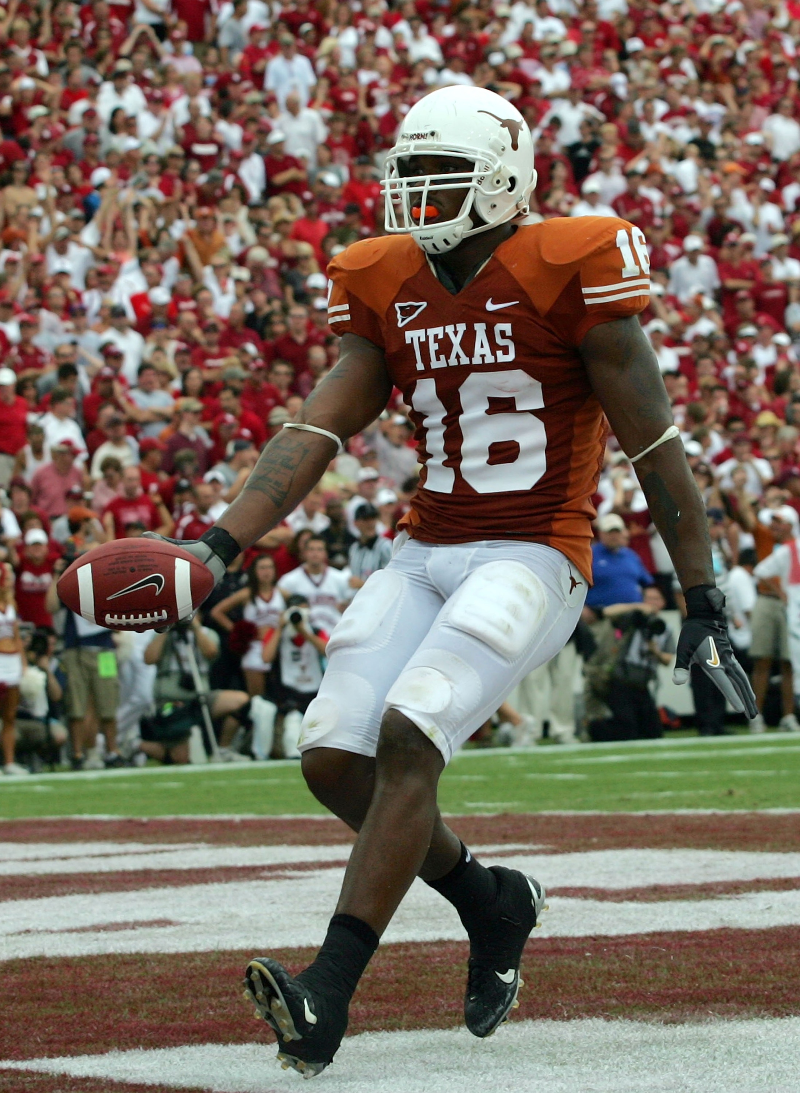 DALLAS - OCTOBER 6:  Tight end Jermichael Finley #16 of the Texas Longhorns scores a touchdown against the Oklahoma Sooners at the Cotton Bowl October 6, 2007 in Dallas, Texas.  (Photo by Ronald Martinez/Getty Images)