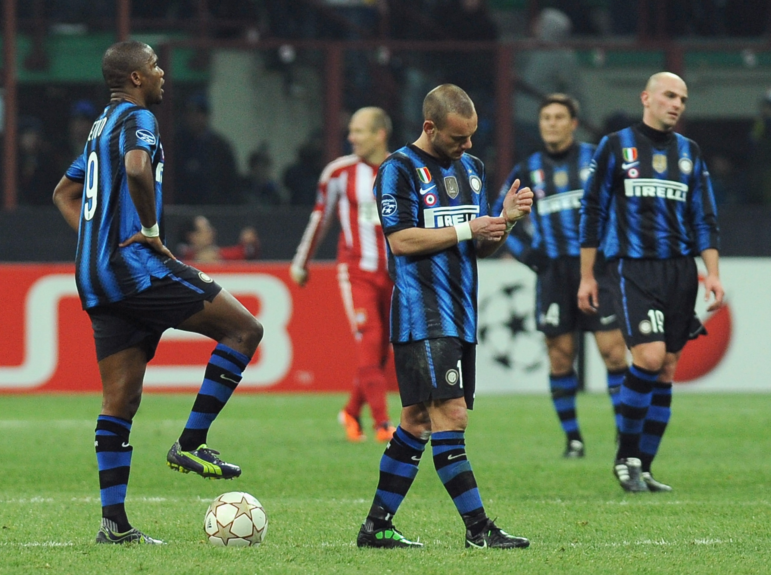 MILAN, ITALY - FEBRUARY 23:  Samuel Eto o (L) and Wesley Sneijder (C) of Inter Milan look dejection during the UEFA Champions League round of 16 first leg match between Inter Milan v FC Bayern Muenchen on February 23, 2011 in Milan, Italy.  (Photo by Vale