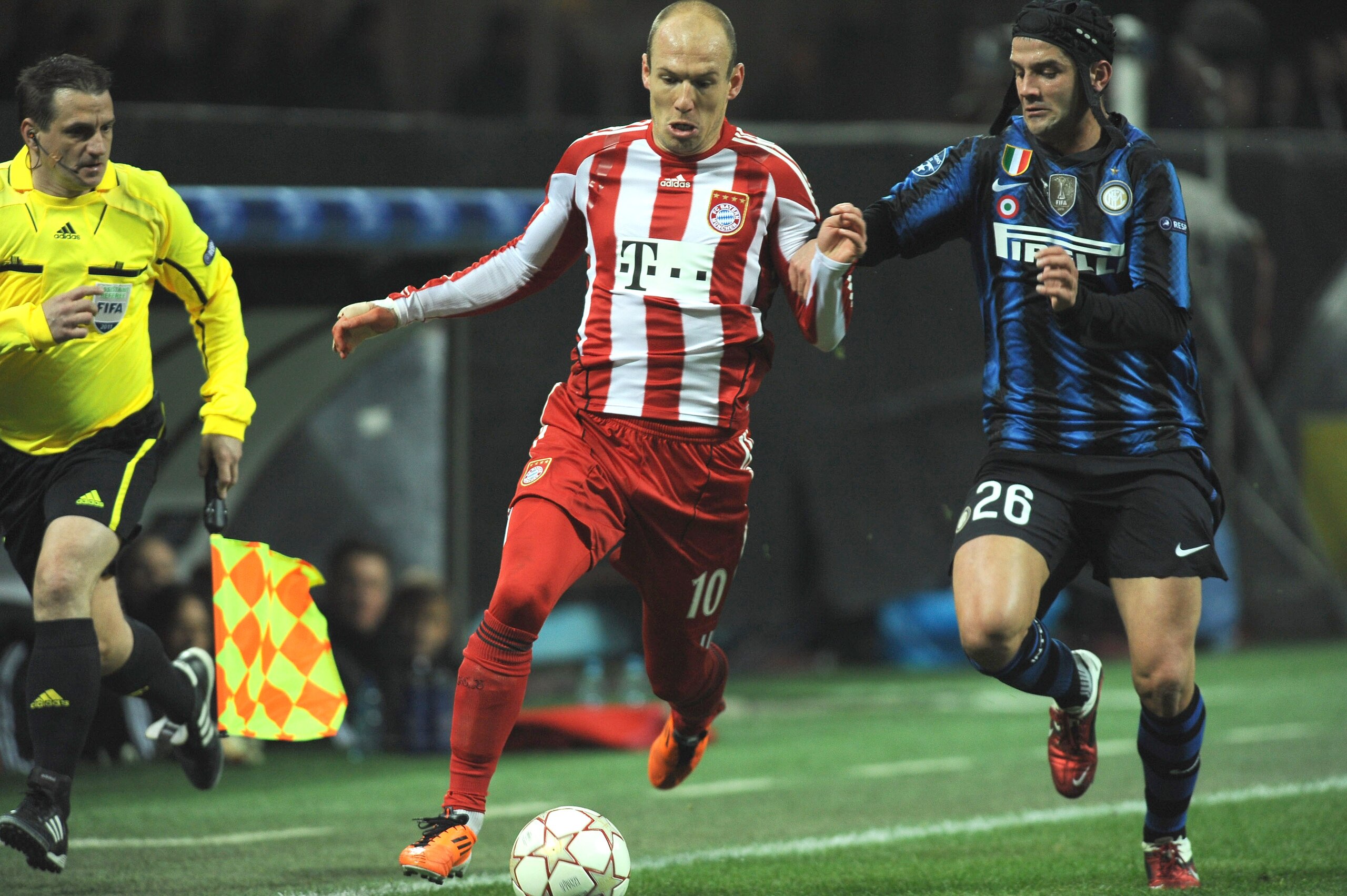 MILAN, ITALY - FEBRUARY 23:  Cristian Chivu of Inter Milan competes with Arjen Robben of FC Bayern Muenchen during the UEFA Champions League round of 16 first leg match between Inter Milan v FC Bayern Muenchen on February 23, 2011 in Milan, Italy.  (Photo