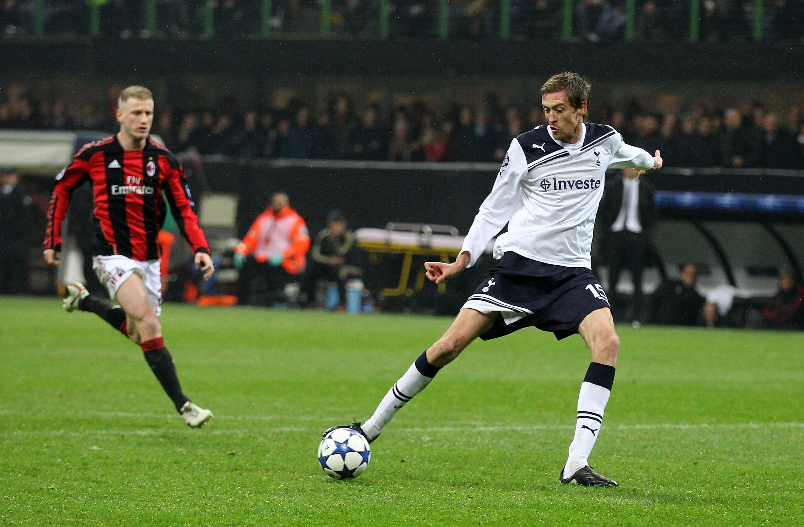 MILAN, ITALY - FEBRUARY 15:  Peter Crouch of Tottenham Hotspur scores the winning goal during the UEFA Champions League round of 16 first leg match between AC Milan and Tottenham Hotspur at Stadio Giuseppe Meazza on February 15, 2011 in Milan, Italy.  (Ph
