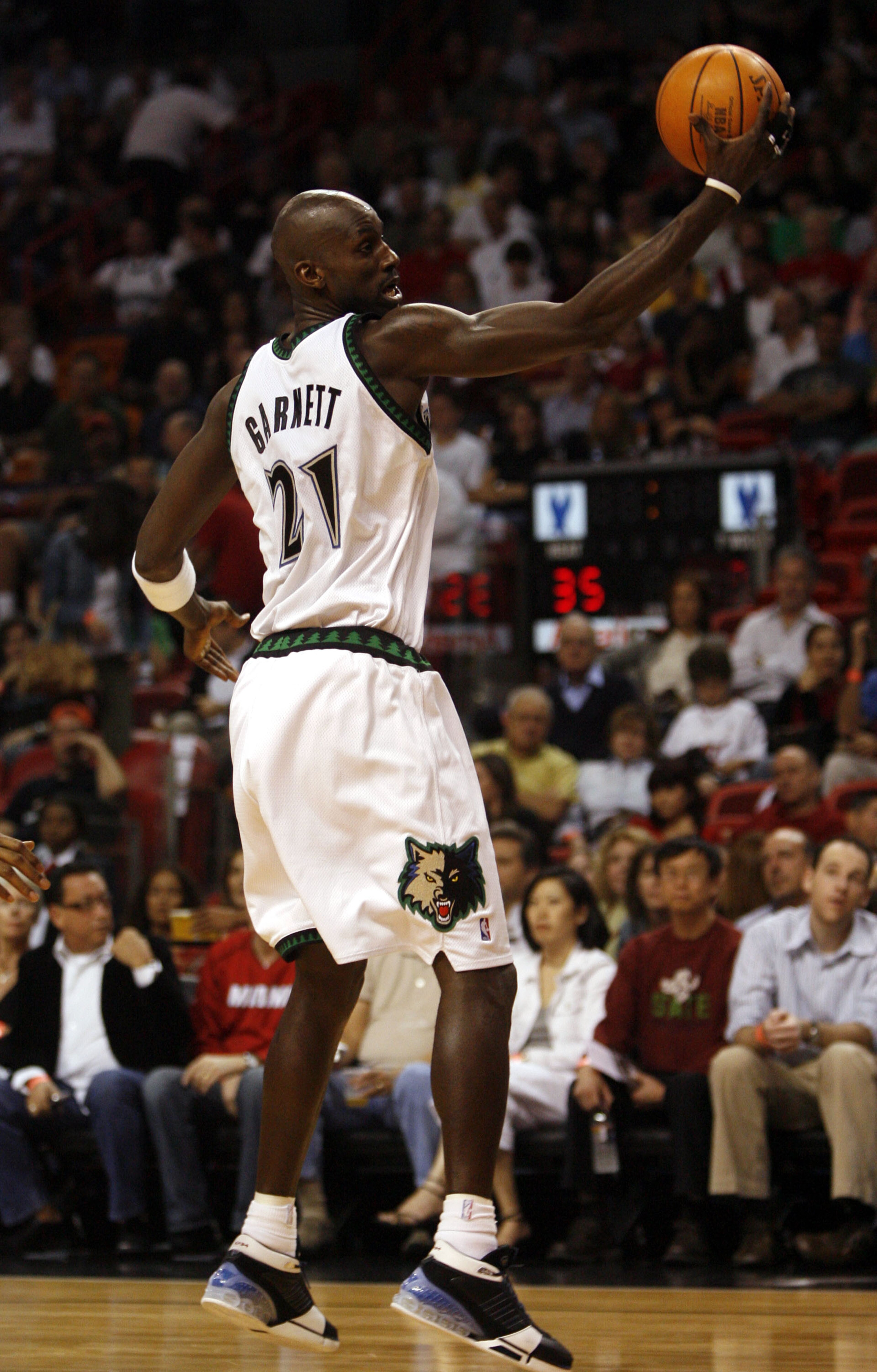 MIAMI - MARCH 9:  Forward Kevin Garnett #21 of the Minnesota Timberwolves looks for an open man against the Miami Heat in the first half at the American Airlines Arena March 9, 2007 in Miami, Florida. NOTE TO USER: User expressly acknowledges and agrees t