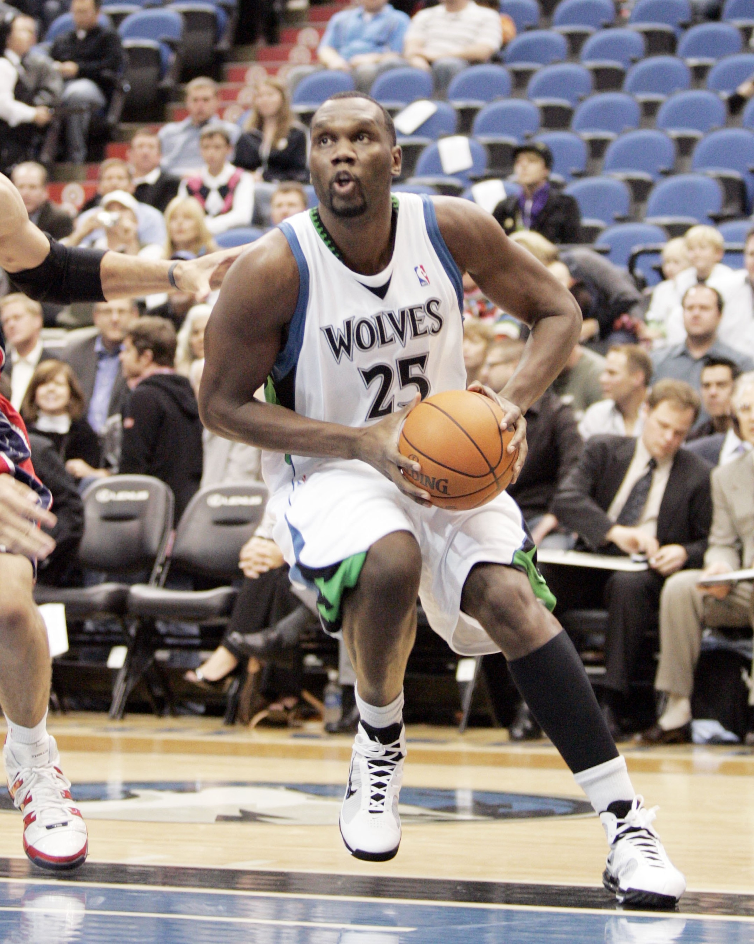 MINNEAPOLIS - OCTOBER 28: Al Jefferson #25 of the Minnesota Timberwolves drives to the basket against the New Jersey Nets at the Target Center on October 28, 2009 in Minneapolis, Minnesota. The Timberwolves defeated the Nets 95-93. NOTE TO USER: User expr