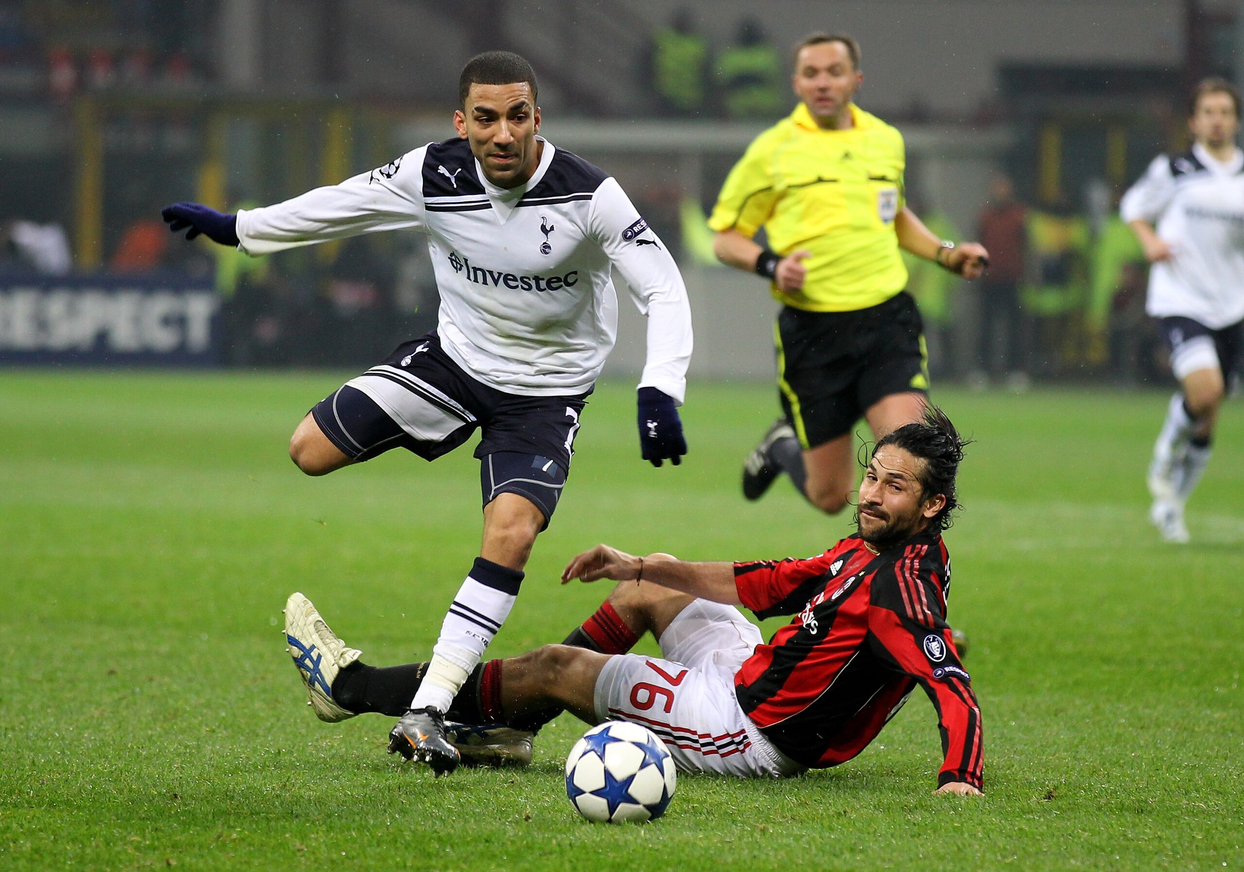 MILAN, ITALY - FEBRUARY 15:   Aaron Lennon of Tottenham Hotspur beats Mario Yepes of AC Milan to set up the winning goal during the UEFA Champions League round of 16 first leg match between AC Milan and Tottenham Hotspur at Stadio Giuseppe Meazza on Febru