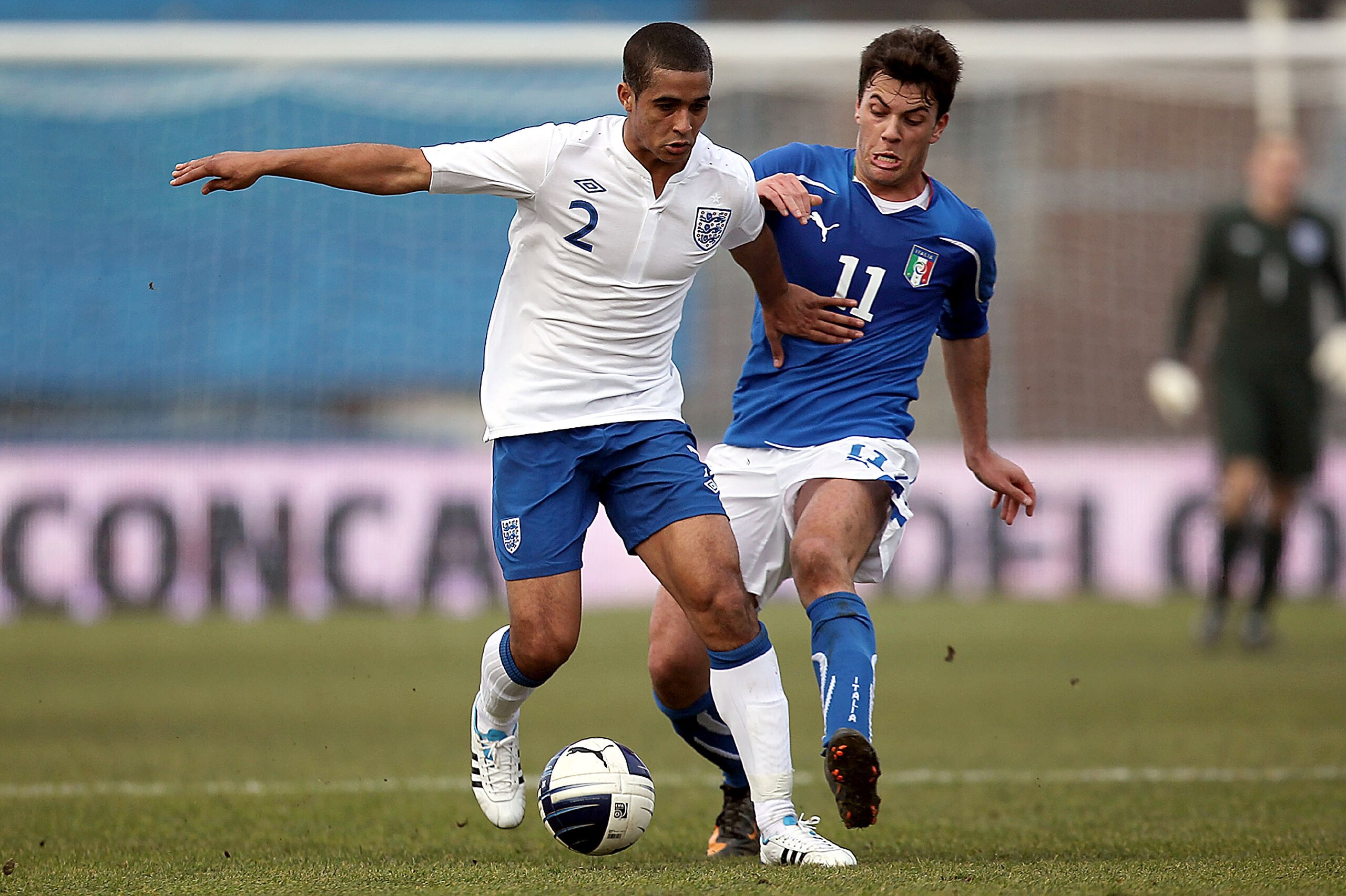 EMPOLI, ITALY - FEBRUARY 08: Gianvito Misuraca of Italy fights for the ball with Kyle Naughton of England during the international friendly match between Italy U21 and England U21 at Stadio Carlo Castellani on February 8, 2011 in Empoli, Italy.  (Photo by
