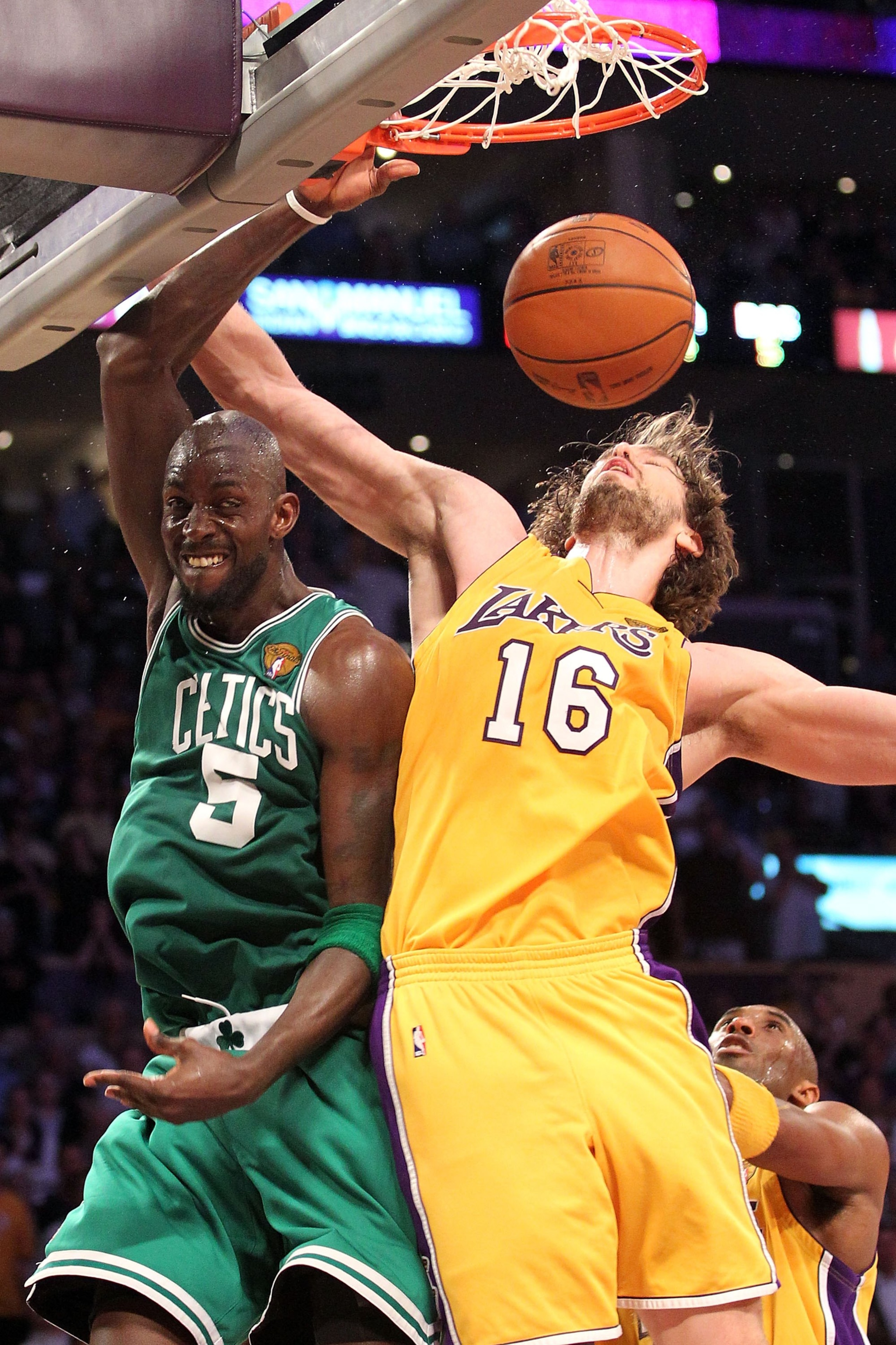 LOS ANGELES, CA - JUNE 17:  Kevin Garnett #5 of the Boston Celtics goes up for a dunk against Pau Gasol #16 of the Los Angeles Lakers in Game Seven of the 2010 NBA Finals at Staples Center on June 17, 2010 in Los Angeles, California.  NOTE TO USER: User e