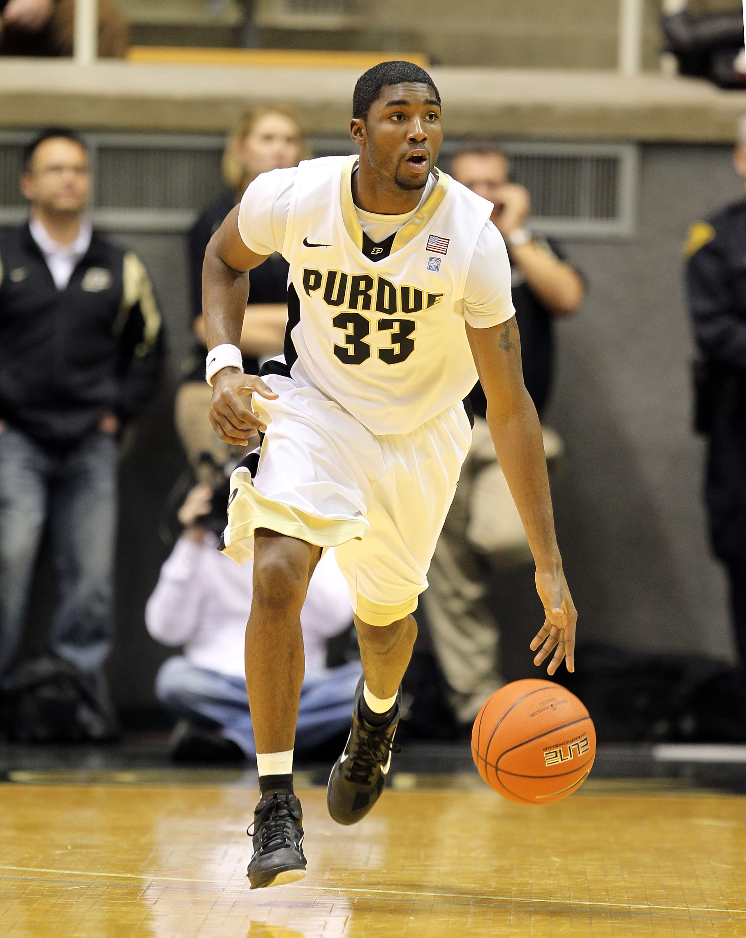 WEST LAFAYETTE, IN - DECEMBER 21:  E ' Twaun Moore #33 of the Purdue Boilermakers dribbles the ball during the game against the IPFW Mastodons at Mackey Arena on December 21, 2010 in West Lafayette, Indiana.  (Photo by Andy Lyons/Getty Images)