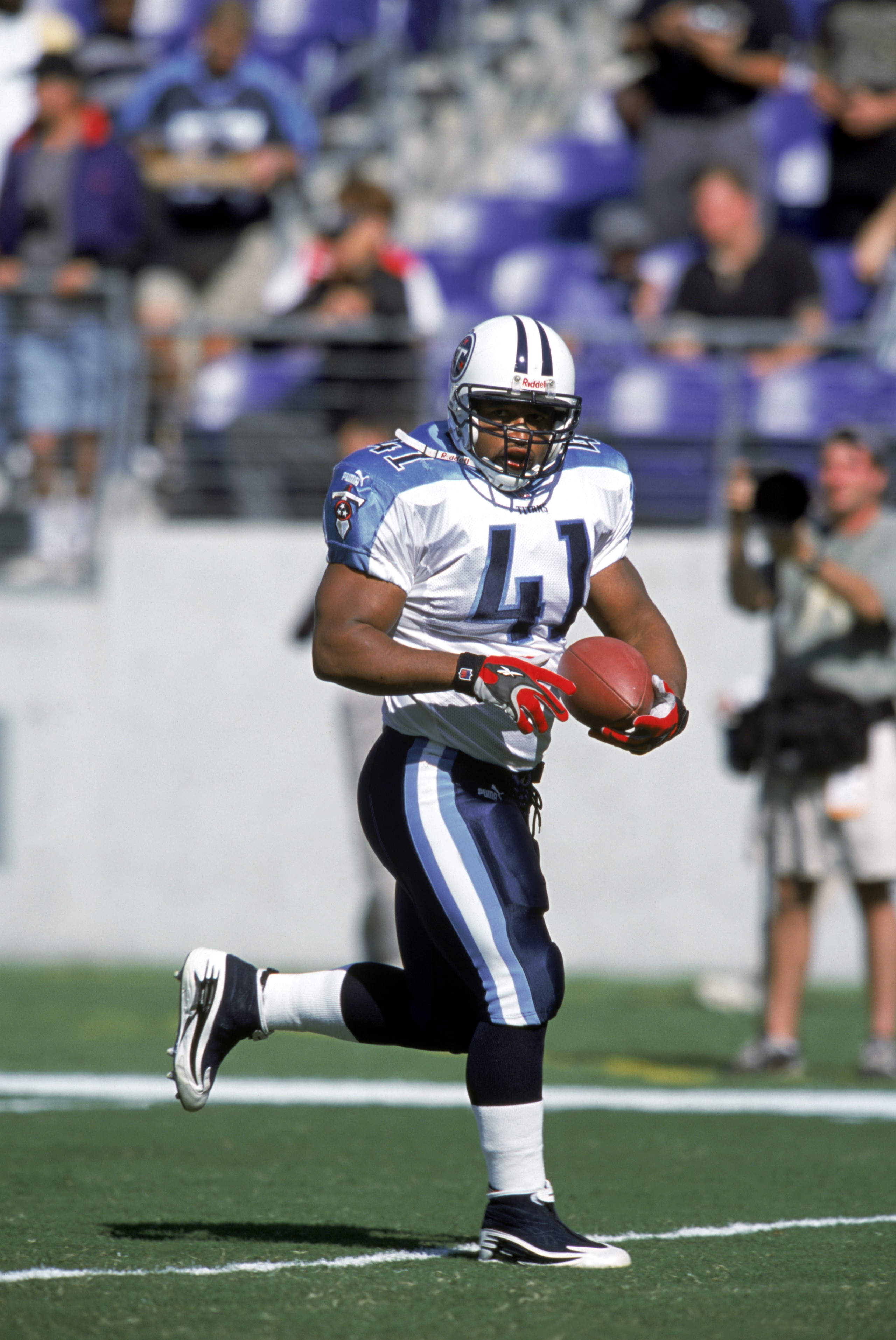 BALTIMORE, MD - OCTOBER 22:  Fullback Lorenzo Neal#41 of the Tennessee Titans runs with the ball during an NFL game against the Baltimore Ravens at PSINet Stadium on October 22, 2000 in Baltimore, Maryland.  (Photo by Doug Pensinger/Getty Images)