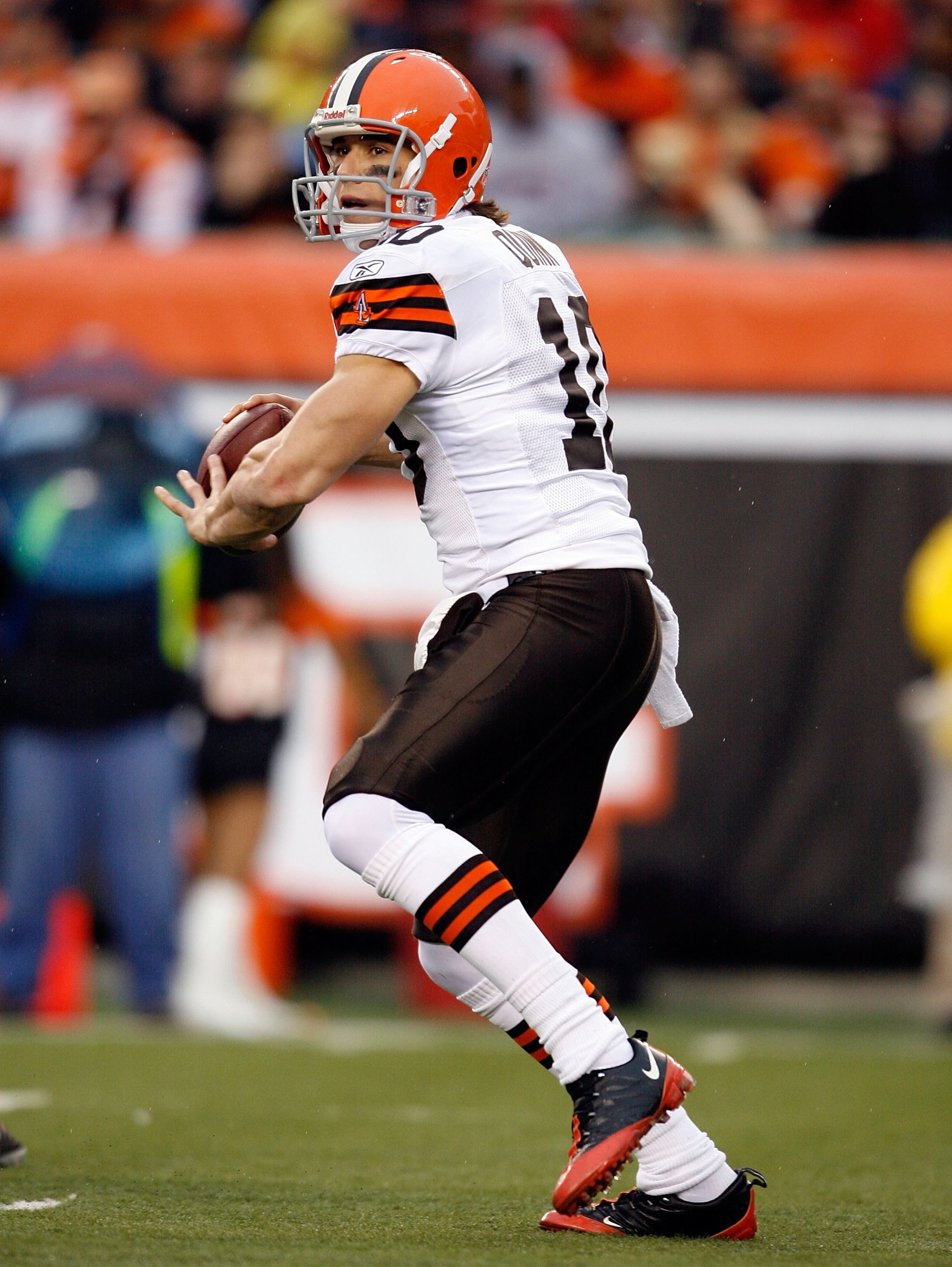 CINCINNATI - NOVEMBER 29:  Brady Quinn #10 of  the Cleveland Browns throws a pass during the NFL game against the Cincinnati Bengals at Paul Brown Stadium on November 29, 2009 in Cincinnati, Ohio.  (Photo by Andy Lyons/Getty Images)