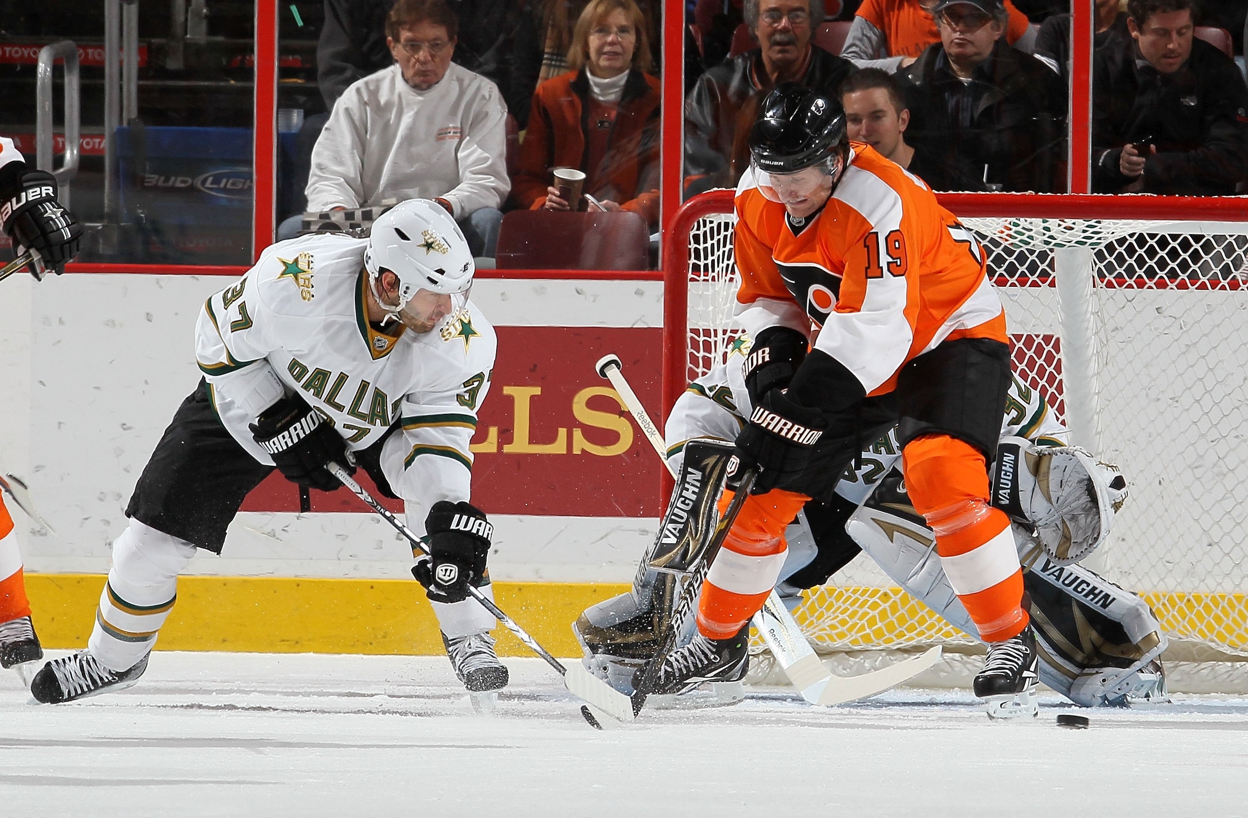 PHILADELPHIA, PA - FEBRUARY 05:  Scott Hartnell #19 of the Philadelphia Flyers skates against Karlis Skrastins #37 of the Dallas Stars on February 5, 2011 at Wells Fargo Center in Philadelphia, Pennsylvania. The Flyers defeated the Stars 3-1.  (Photo by J