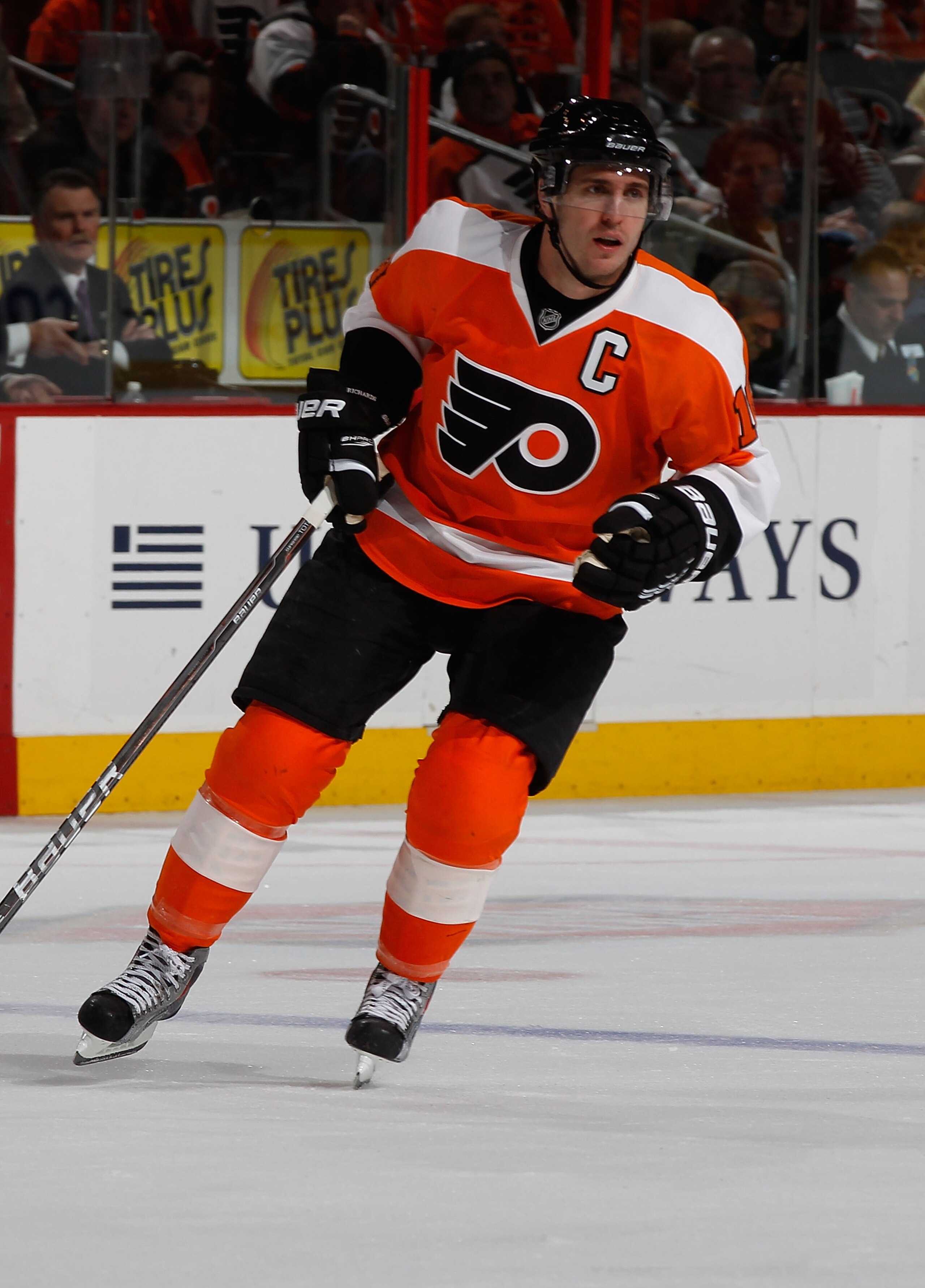PHILADELPHIA - FEBRUARY 22:  Mike Richards #18 of the Philadelphia Flyers skates the Phoenix Coyotes on February 22, 2011 at the Wells Fargo Center in Philadelphia, Pennsylvania.Coyotes defeated the Flyers 3-2 in OT.  (Photo by Mike Stobe/Getty Images)