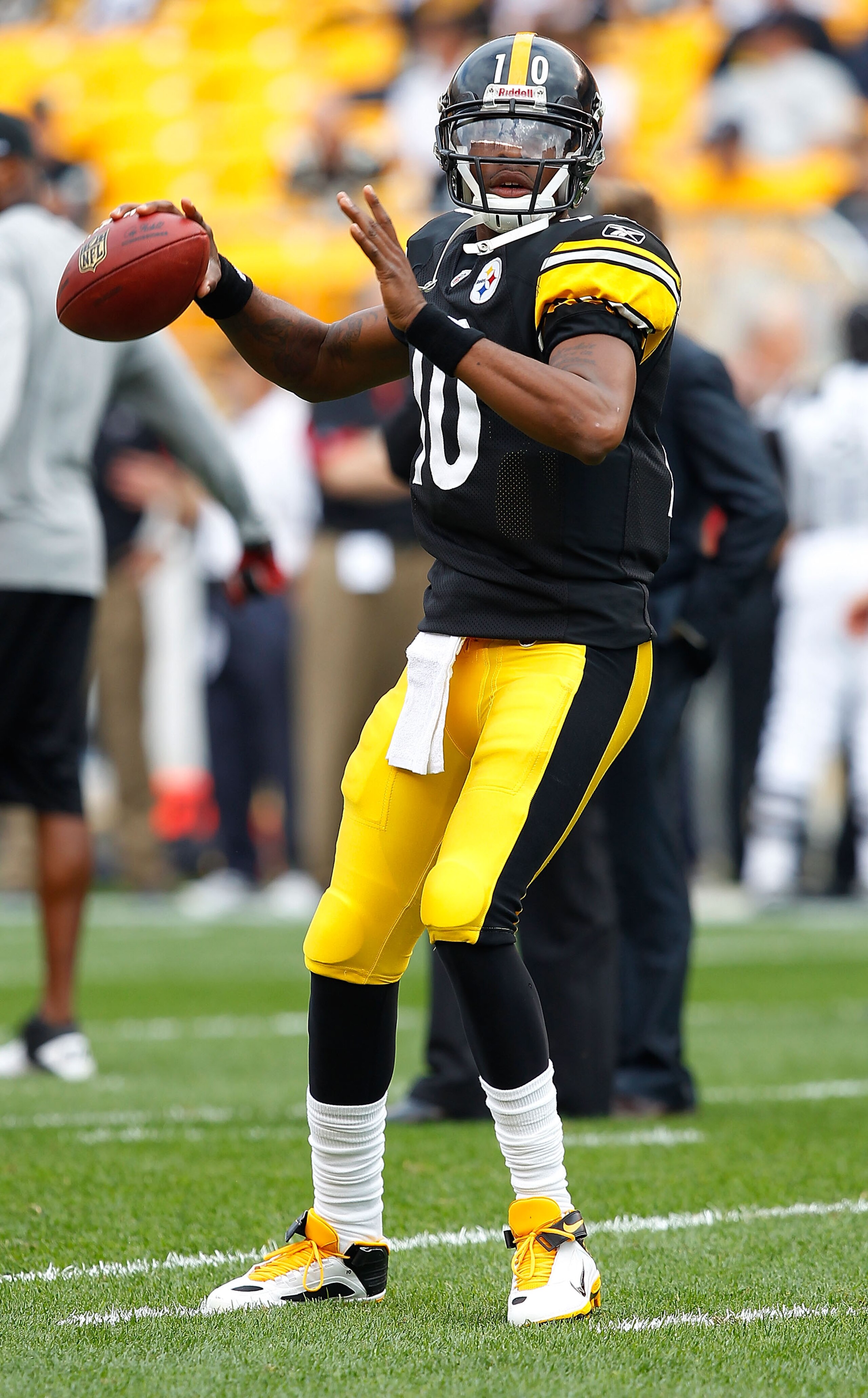 PITTSBURGH - SEPTEMBER 12: Dennis Dixon #10 of the Pittsburgh Steelers warms up prior to the NFL season opener game against the Atlanta Falcons on September 12, 2010 at Heinz Field in Pittsburgh, Pennsylvania. (Photo by Jared Wickerham/Getty Images) PITTSBURGH - SEPTEMBER 12: Dennis Dixon #10 of the Pittsburgh Steelers warms up prior to the NFL season opener game against the Atlanta Falcons on September 12, 2010 at Heinz Field in Pittsburgh, Pennsylvania. (Photo by Jared Wickerham/Getty Images)