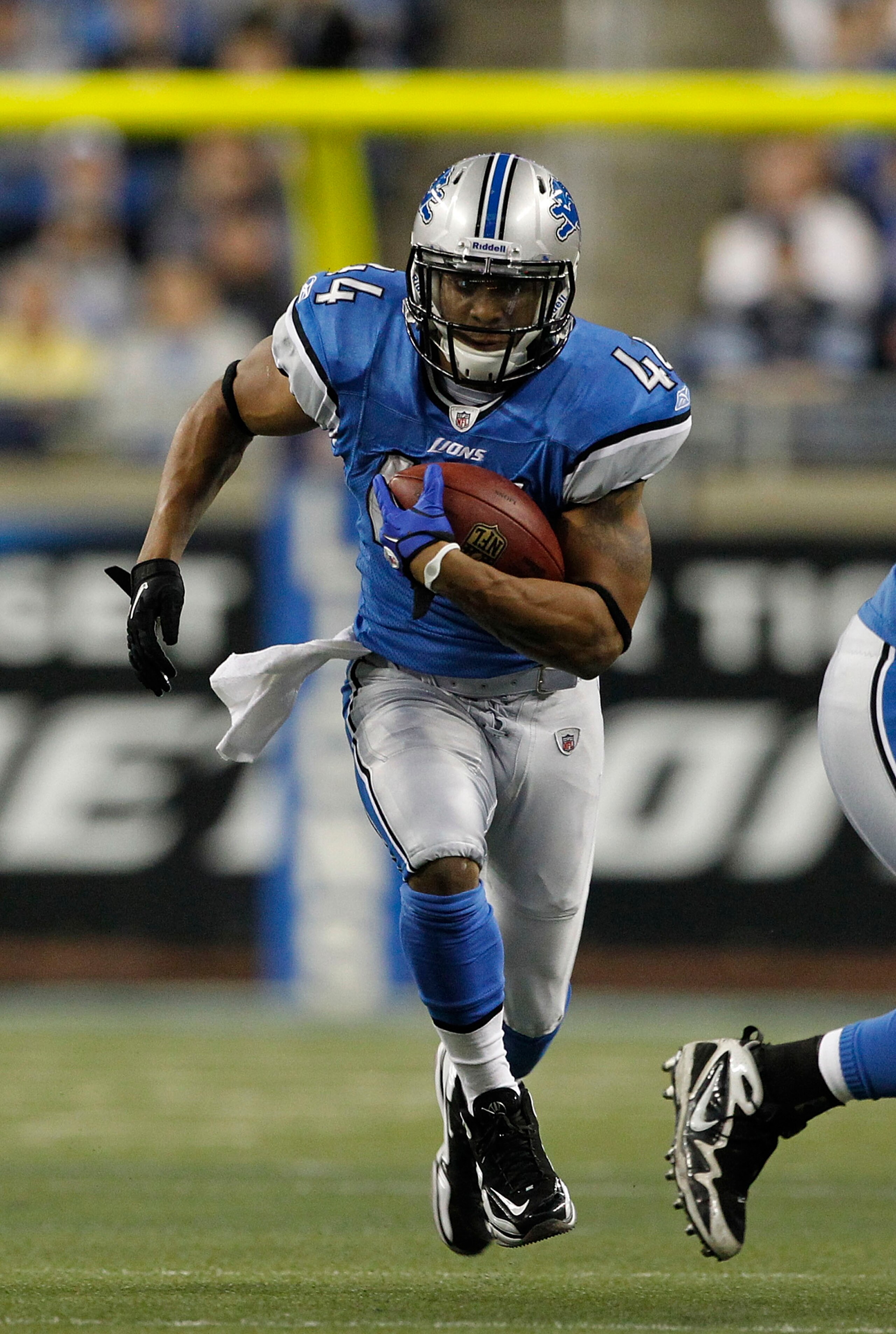 DETROIT - DECEMBER 05: Jahvid Best #44 of the Detroit Lions runs for a first down during the second quarter of the game against the Chicago Bears at Ford Field on December 5, 2010 in Detroit, Michigan.  (Photo by Leon Halip/Getty Images)