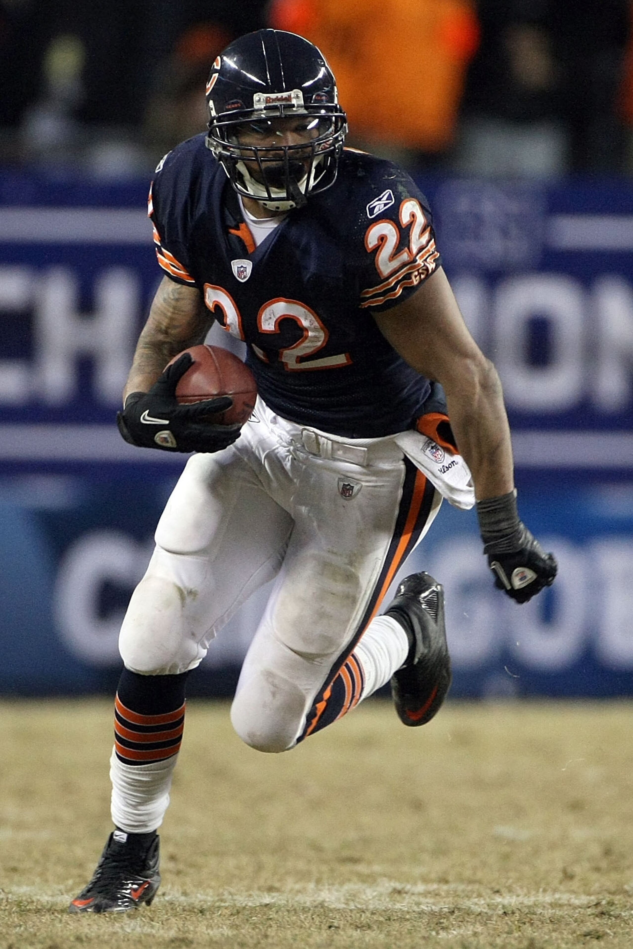 CHICAGO, IL - JANUARY 23:  Matt Forte #22 of the Chicago Bears runs the ball against the Green Bay Packers in the NFC Championship Game at Soldier Field on January 23, 2011 in Chicago, Illinois.  (Photo by Doug Pensinger/Getty Images)