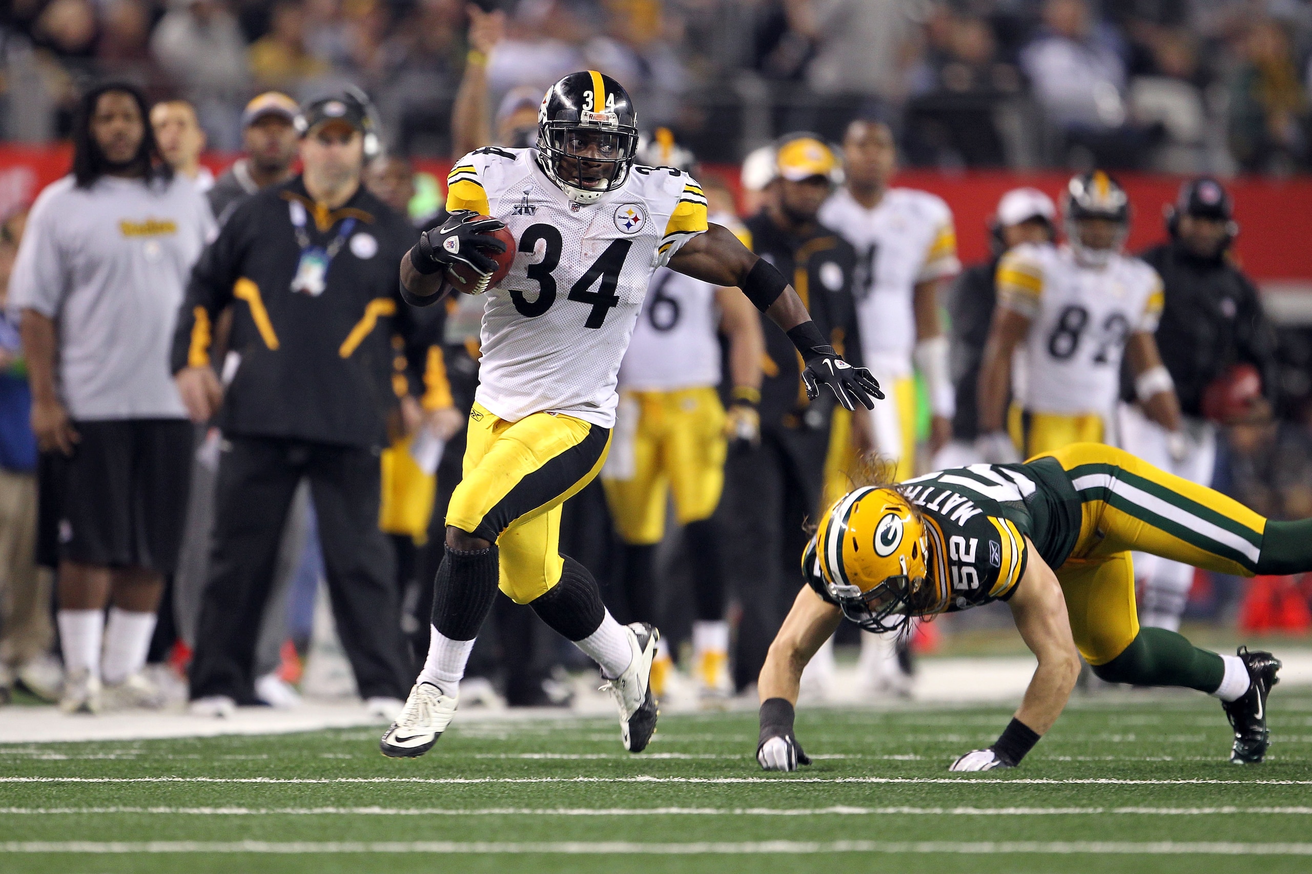 ARLINGTON, TX - FEBRUARY 06:  Rashard Mendenhall #34 of the Pittsburgh Steelers runs the ball against Clay Matthews #52 of the Green Bay Packers during Super Bowl XLV at Cowboys Stadium on February 6, 2011 in Arlington, Texas. The Packers won 31-25.  (Pho