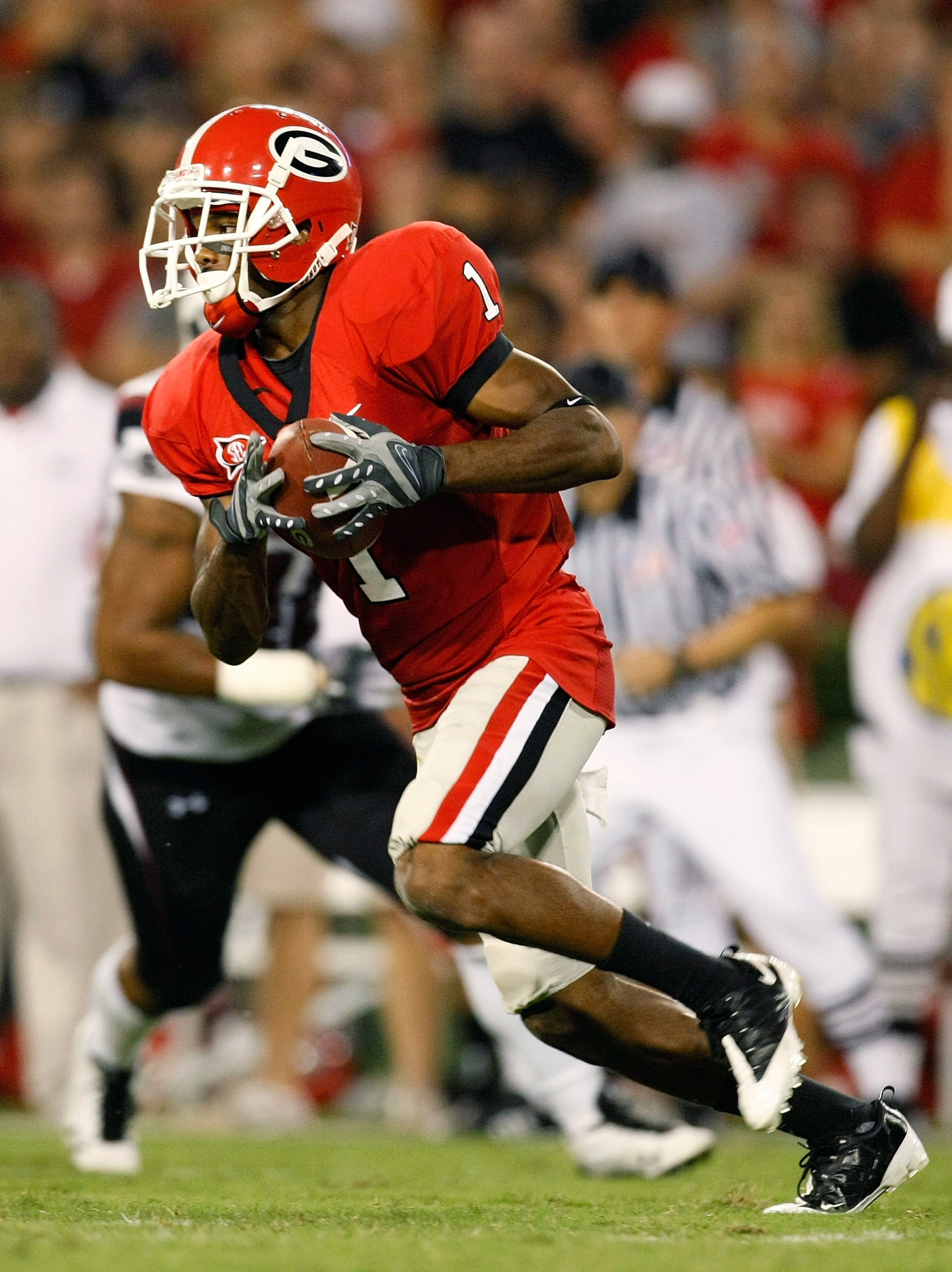 ATHENS, GA - SEPTEMBER 12:  Branden Smith #1 of the Georgia Bulldogs rushes a reverse for a touchdown against the South Carolina Gamecocks at Sanford Stadium on September 12, 2009 in Athens, Georgia.  (Photo by Kevin C. Cox/Getty Images)