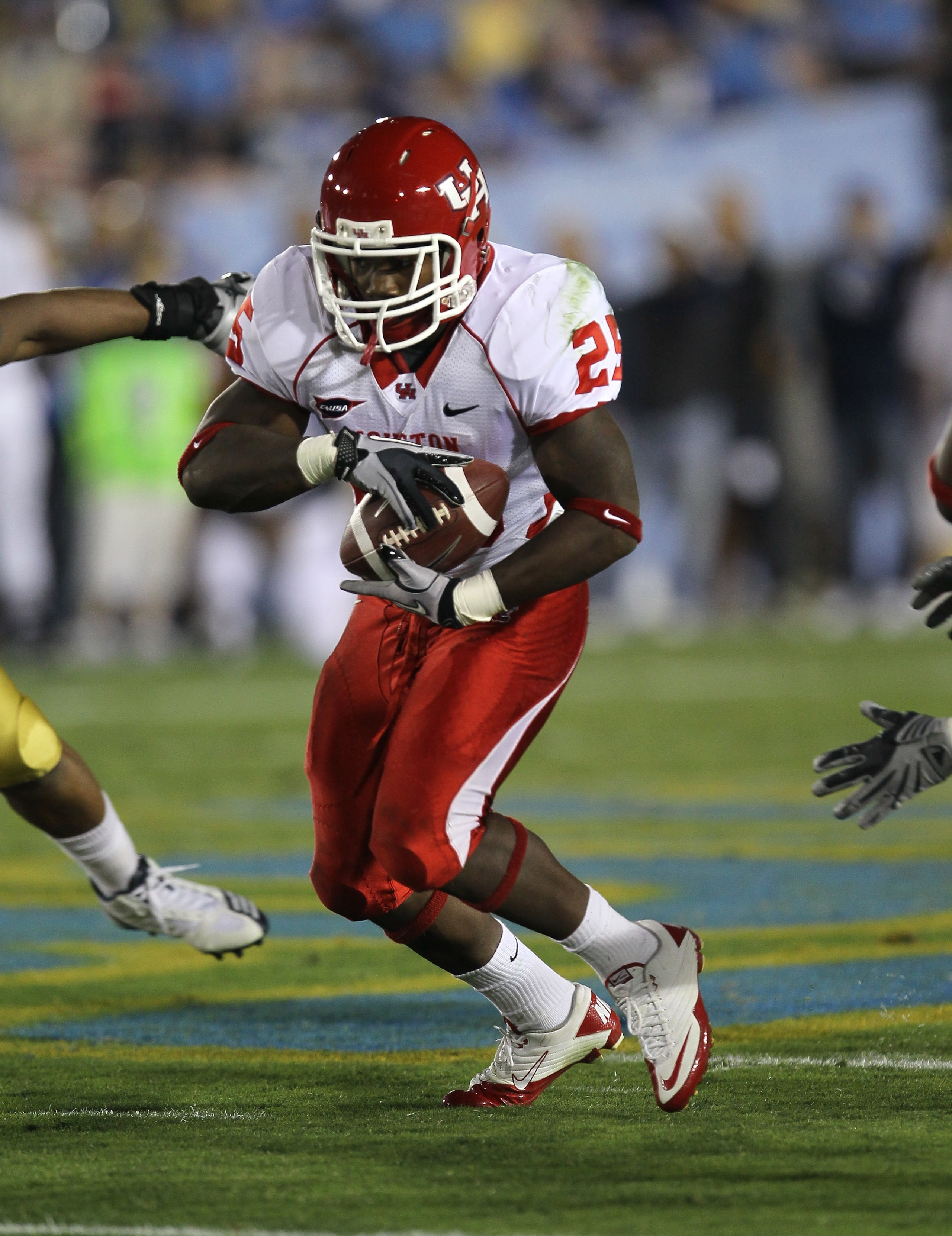 PASADENA, CA - SEPTEMBER 18:  Running back Bryce Beall #25 of the Houston Cougars carries the ball against the UCLA Bruins at the Rose Bowl on September 18, 2010 in Pasadena, California.  UCLA won 31-13.  (Photo by Stephen Dunn/Getty Images)