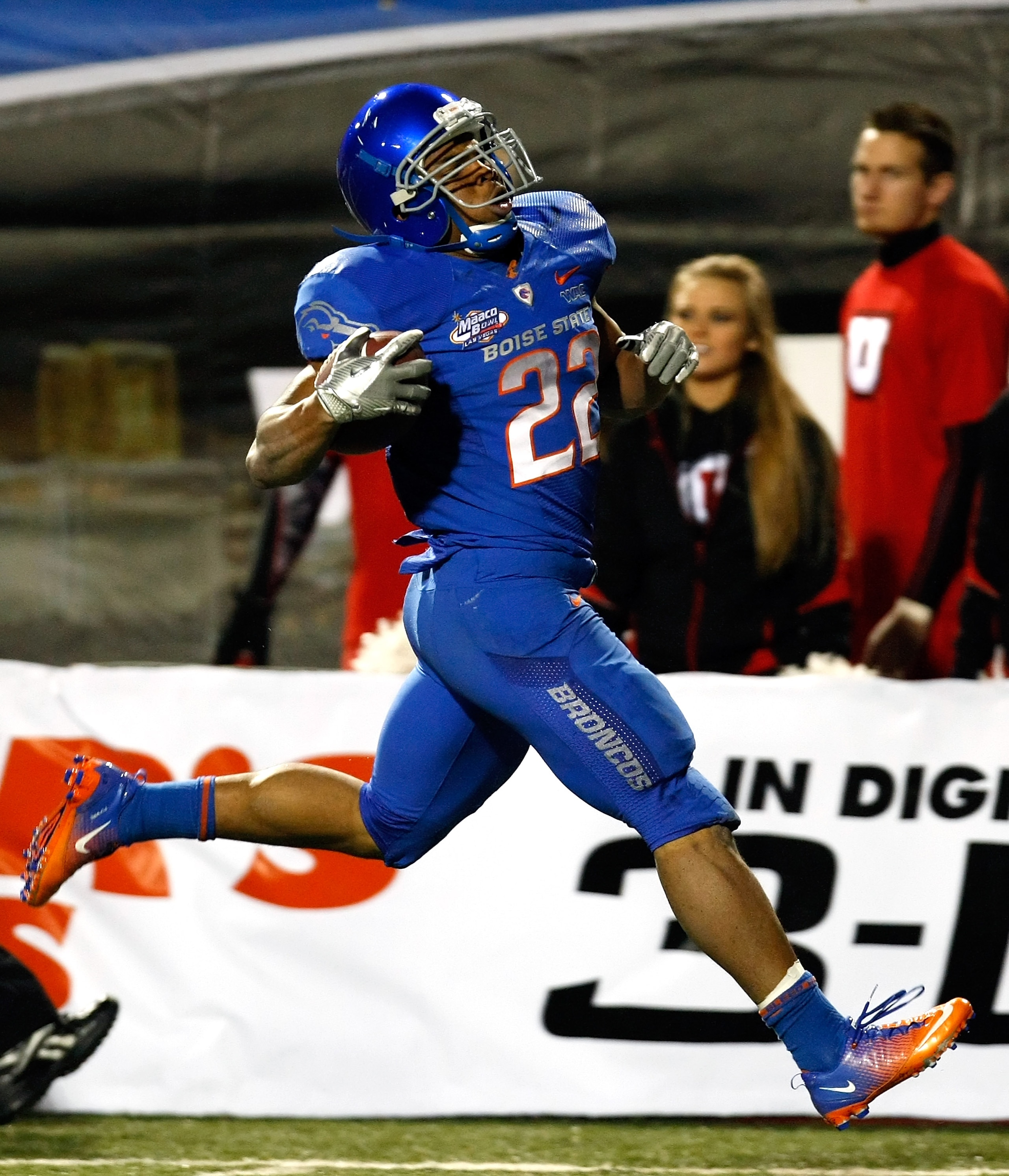 LAS VEGAS, NV - DECEMBER 22:  Doug Martin #22 of the Boise State Broncos runs into the end zone for a touchdown against the Utah Utes during the MAACO Bowl Las Vegas at Sam Boyd Stadium December 22, 2010 in Las Vegas, Nevada.  (Photo by Ethan Miller/Getty