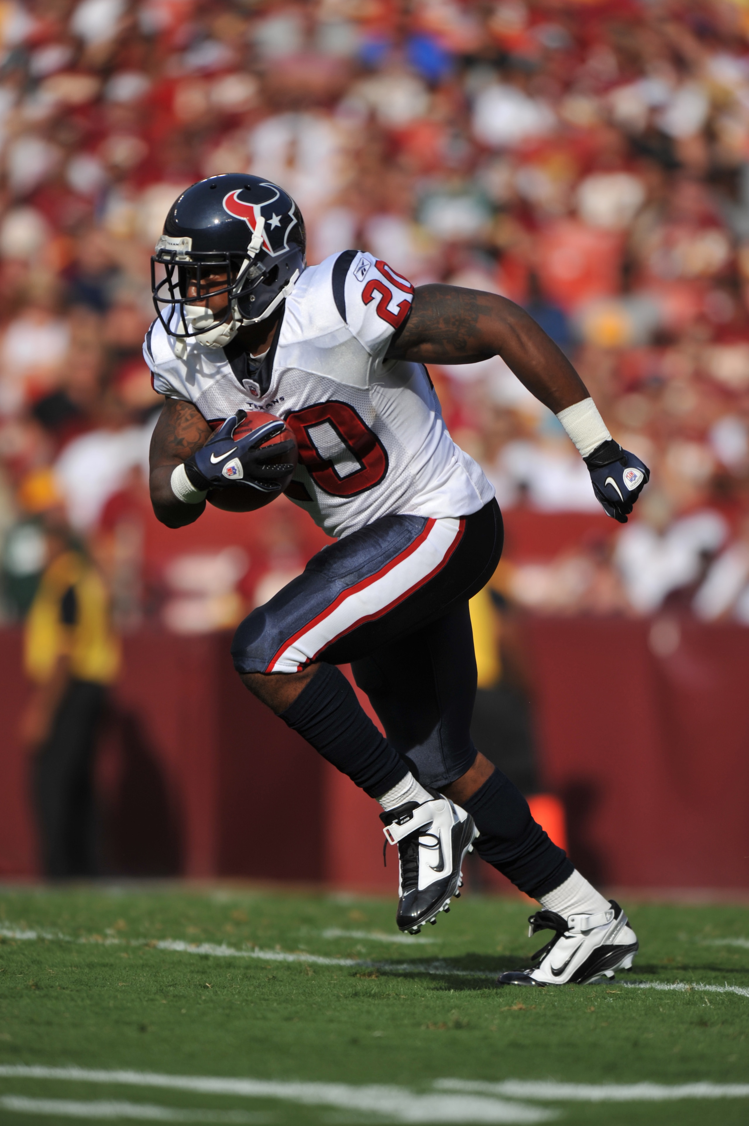 LANDOVER, MD - SEPTEMBER 19:  Steve Slaton #20 of the Houston Texans returns a kickoff during the game against the Washington Redskins at FedExField on September 19, 2010 in Landover, Maryland. The Texans defeated the Redskins in overtime 30-27. (Photo by