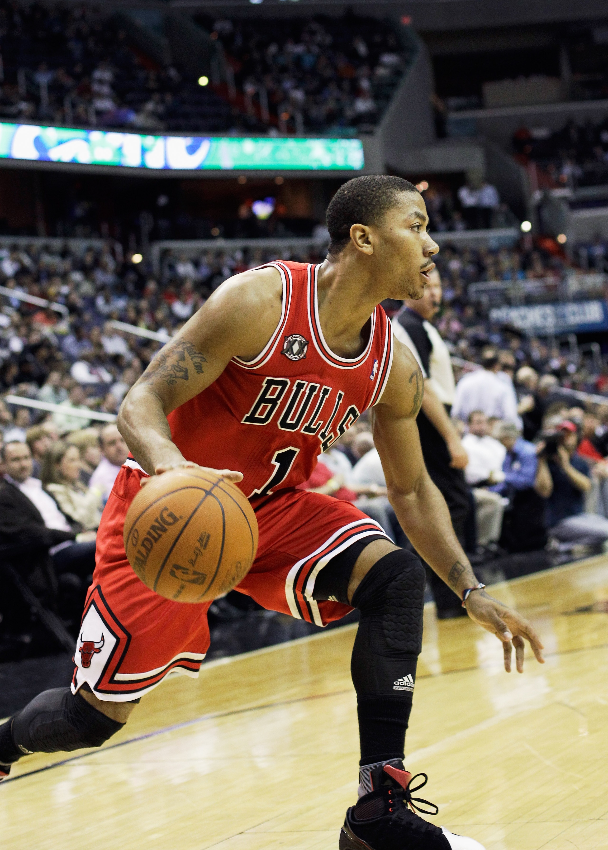 WASHINGTON, DC - FEBRUARY 28: Derrick Rose #1 of the Chicago Bulls dribbles the ball against the Washington Wizards at the Verizon Center in Washington on February 28, 2011 in Washington, DC. NOTE TO USER: User expressly acknowledges and agrees that, by d