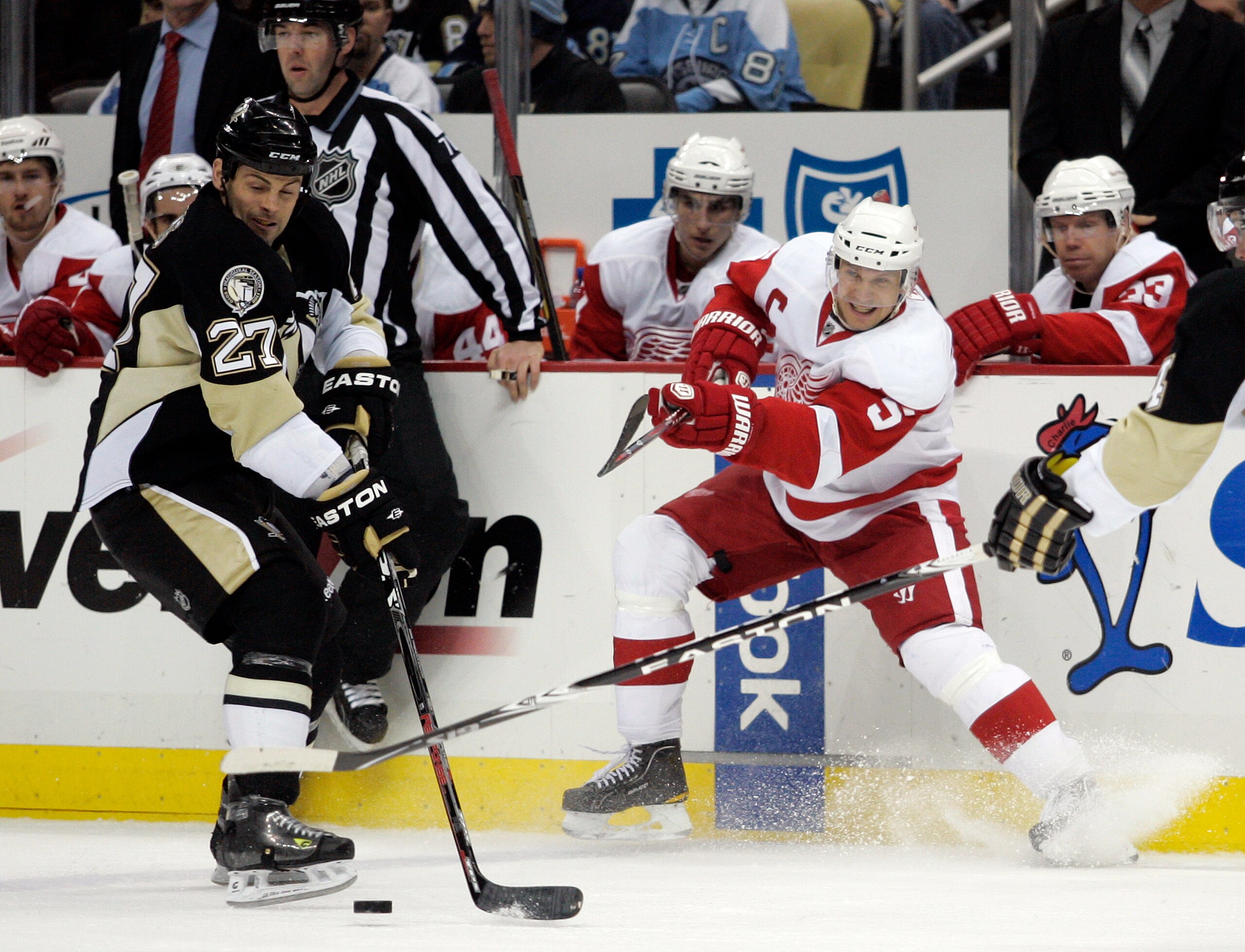 PITTSBURGH, PA - JANUARY 18: Nicklas Lidstrom #5 of the Detroit Red Wings makes a pass against the Pittsburgh Penguins at Consol Energy Center on January 18, 2011 in Pittsburgh, Pennsylvania. (Photo by Justin K. Aller/Getty Images) PITTSBURGH, PA - JANUARY 18: Nicklas Lidstrom #5 of the Detroit Red Wings makes a pass against the Pittsburgh Penguins at Consol Energy Center on January 18, 2011 in Pittsburgh, Pennsylvania. (Photo by Justin K. Aller/Getty Images)