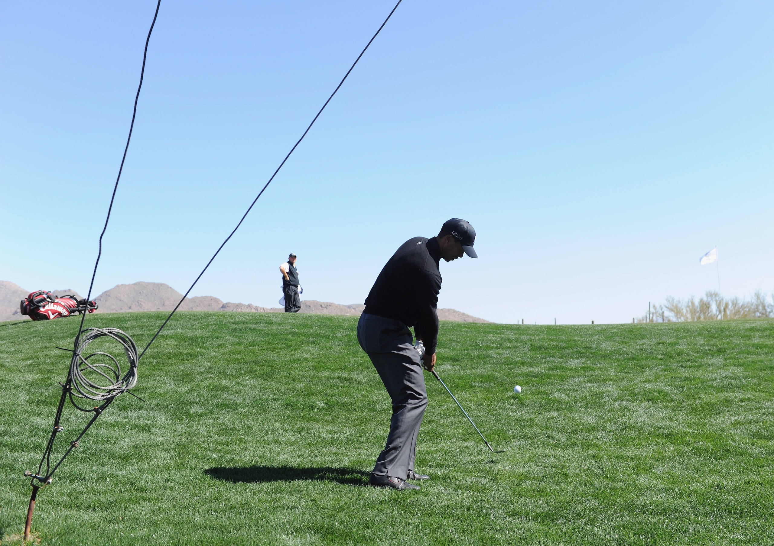 MARANA, AZ - FEBRUARY 23:  Tiger Woods plays his chip shot on the first hole during the first round of the World Golf Championships-Accenture Match Play Championship held at The Ritz-Carlton Golf Club, Dove Mountain on February 23, 2011 in Marana, Arizona
