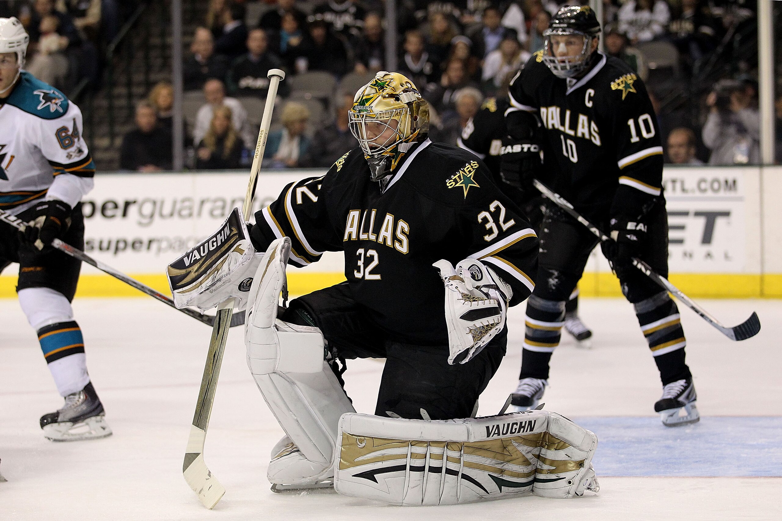 DALLAS, TX - DECEMBER 16: Goaltender Kari Lehtonen #32 of the Dallas Stars on December 16, 2010 in Dallas, Texas. (Photo by Ronald Martinez/Getty Images) DALLAS, TX - DECEMBER 16: Goaltender Kari Lehtonen #32 of the Dallas Stars on December 16, 2010 in Dallas, Texas. (Photo by Ronald Martinez/Getty Images)