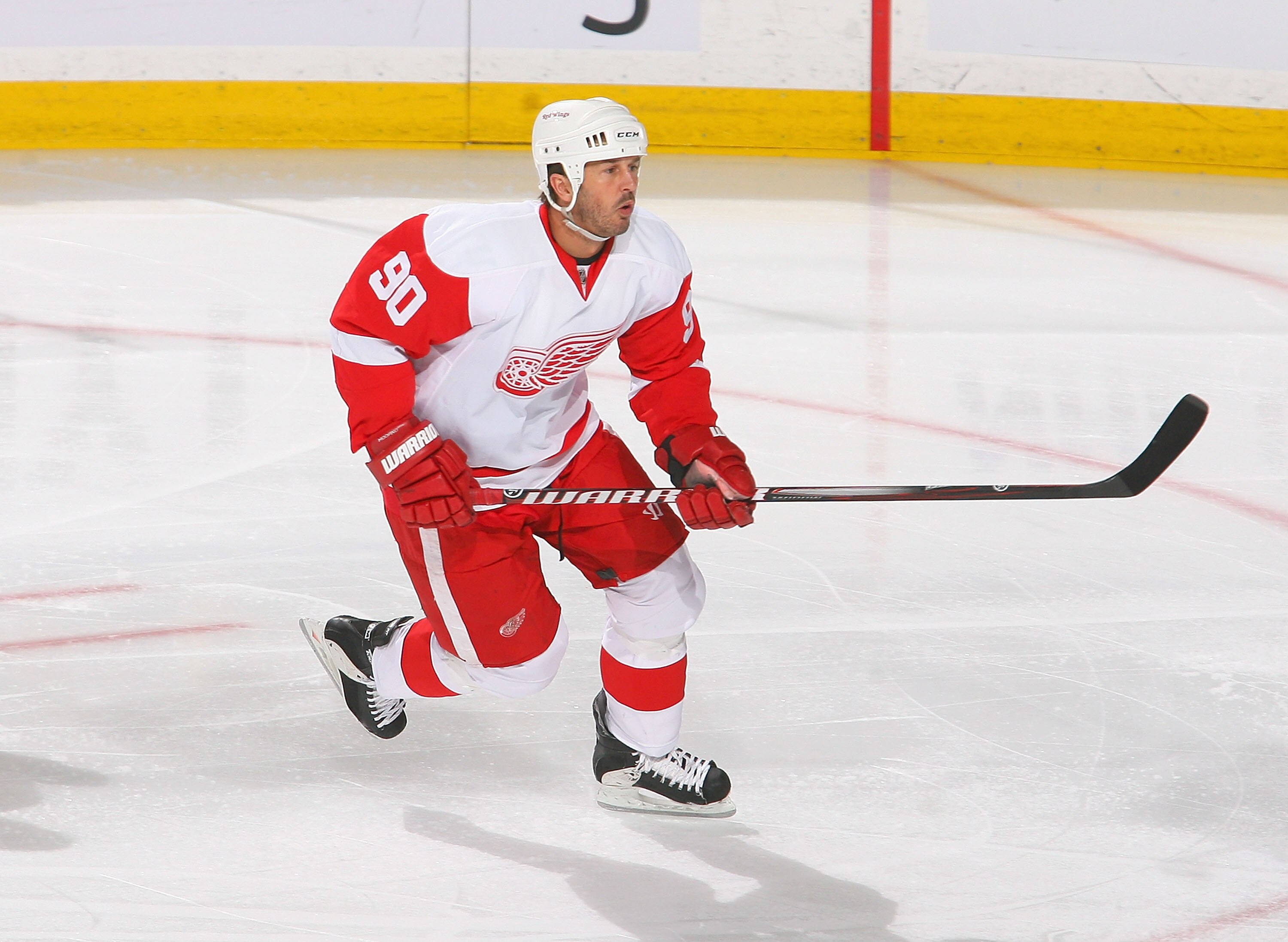BUFFALO, NY - FEBRUARY 26: Mike Modano #90 of the Detroit Red Wings skates against the Buffalo Sabres  at HSBC Arena on February 26, 2011 in Buffalo, New York. Detroit won 3-2 in a shootout.  (Photo by Rick Stewart/Getty Images)