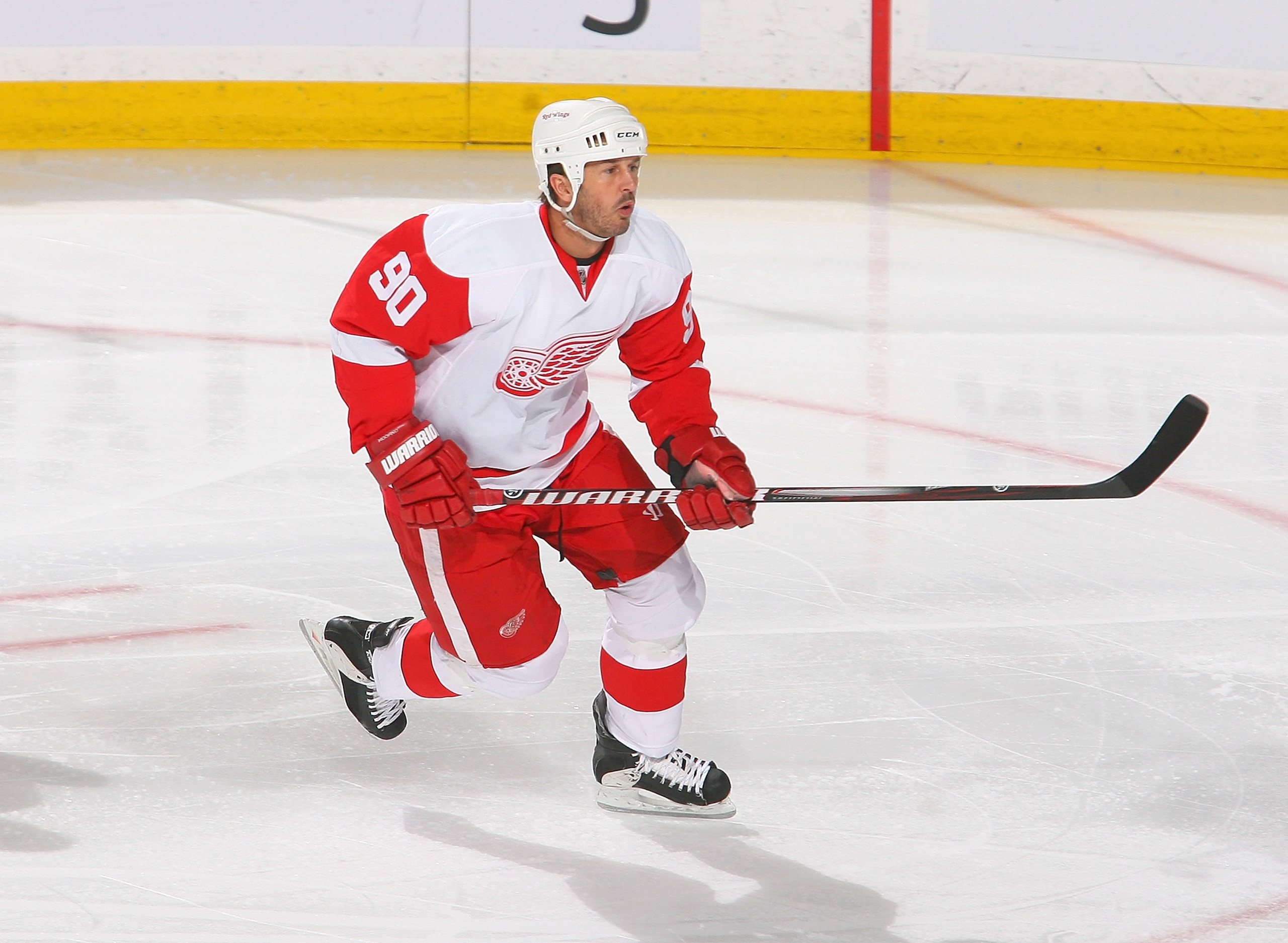 BUFFALO, NY - FEBRUARY 26: Mike Modano #90 of the Detroit Red Wings skates against the Buffalo Sabres  at HSBC Arena on February 26, 2011 in Buffalo, New York. Detroit won 3-2 in a shootout.  (Photo by Rick Stewart/Getty Images)
