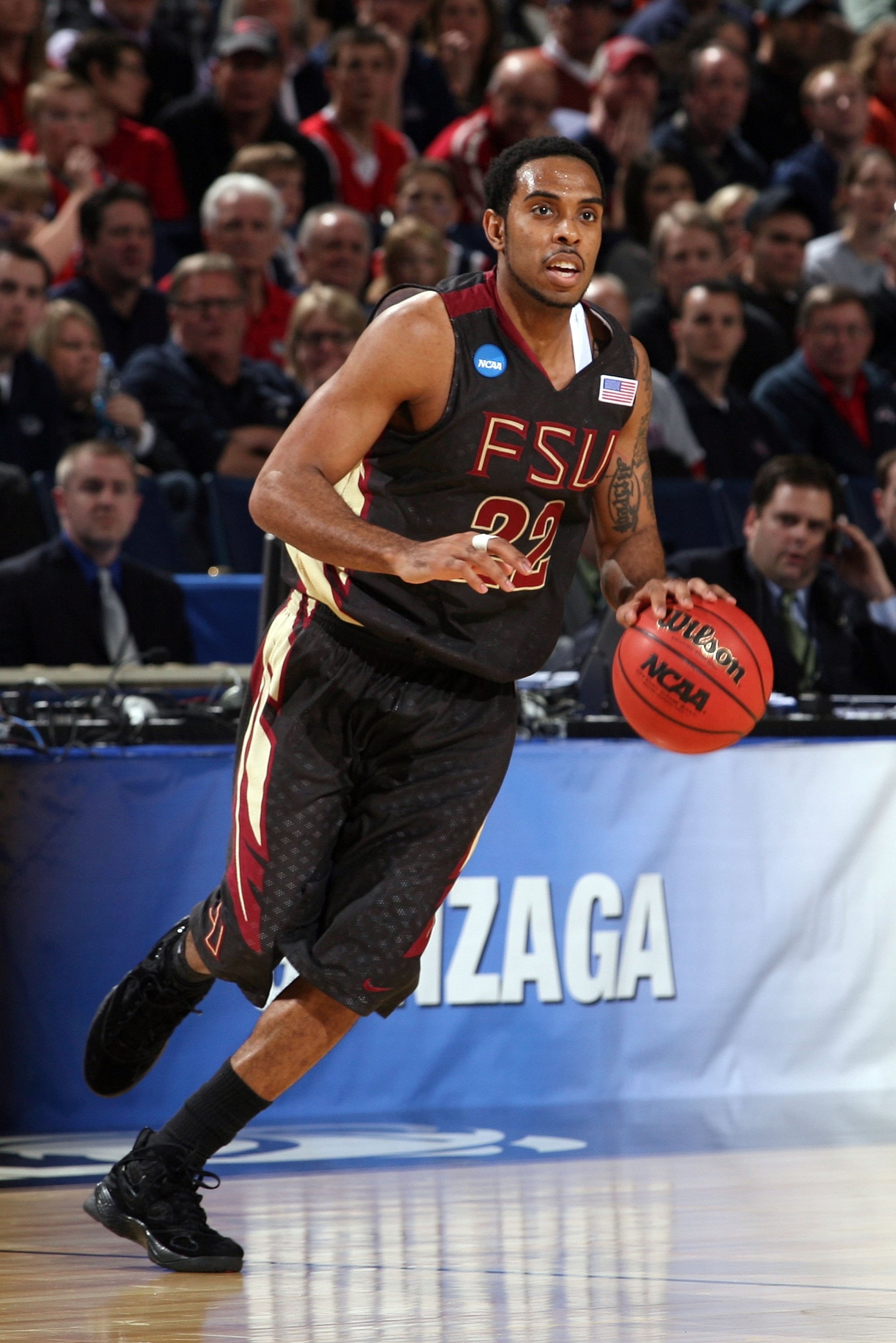 BUFFALO, NY - MARCH 19:  Derwin Kitchen #22 of the Florida State Seminoles handles the ball during the first round of the 2010 NCAA men's basketball tournament at HSBC Arena on March 19, 2010 in Buffalo, New York.  (Photo by Rick Stewart/Getty Images)