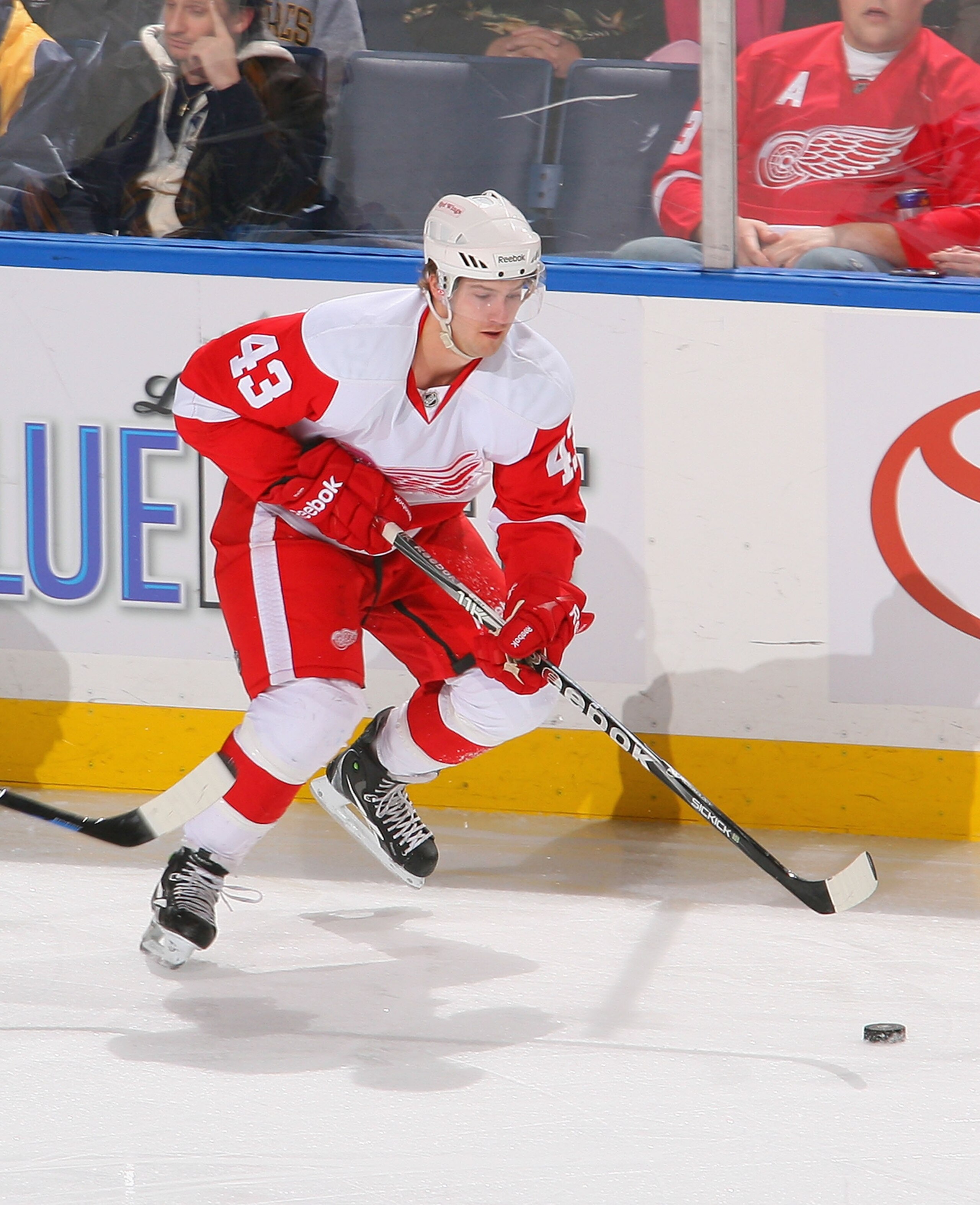 BUFFALO, NY - FEBRUARY 26: Darren Helm #43 of the Detroit Red Wings skates against the Buffalo Sabres  at HSBC Arena on February 26, 2011 in Buffalo, New York. Detroit won 3-2 in a shootout.  (Photo by Rick Stewart/Getty Images)