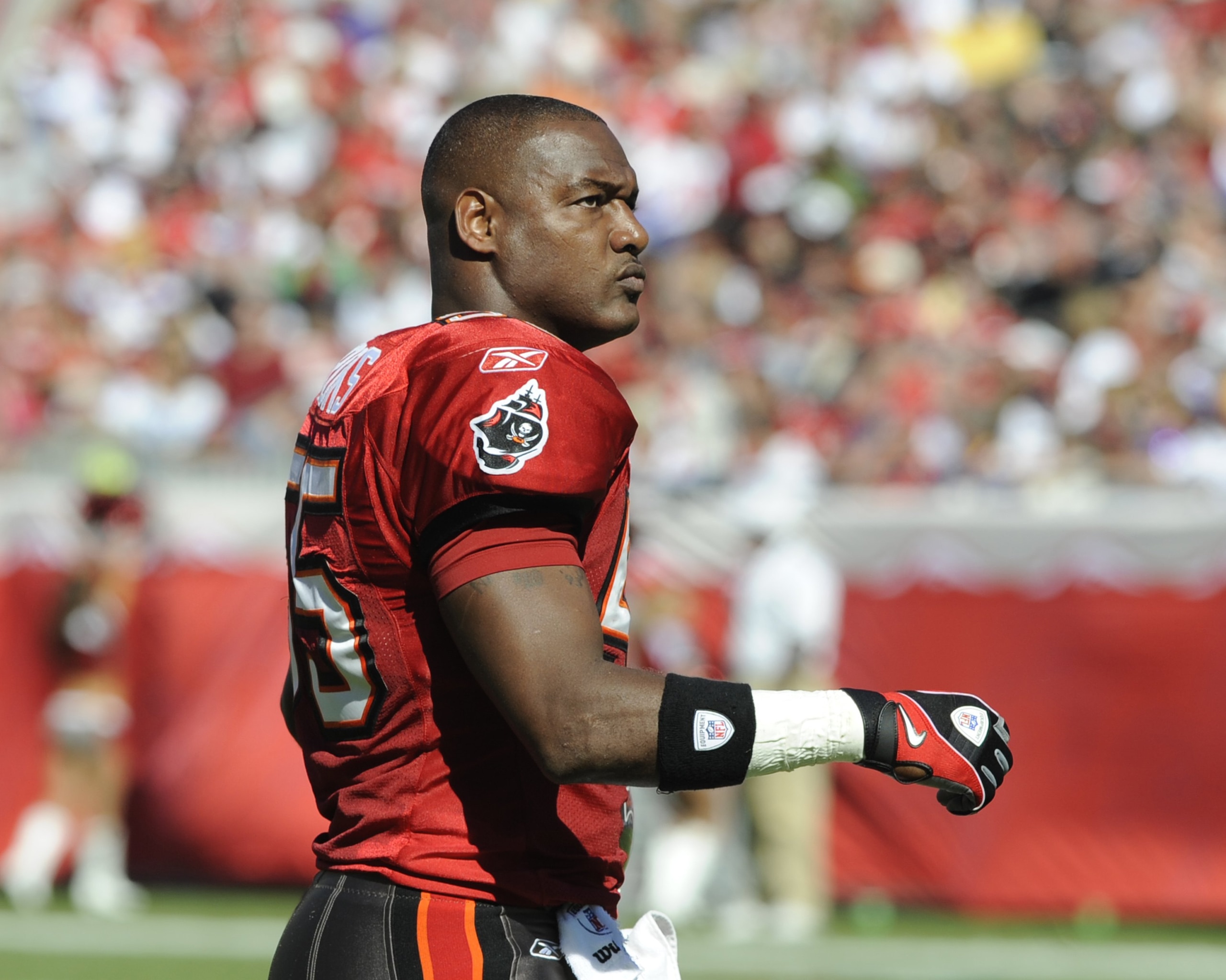 TAMPA, FL - NOVEMBER 16: Linebacker Derrick Brooks #55 of the Tampa Bay Buccaneers checks the scoreboard against the Minnesota Vikings at Raymond James Stadium on November 16, 2008 in Tampa, Florida.  (Photo by Al Messerschmidt/Getty Images)