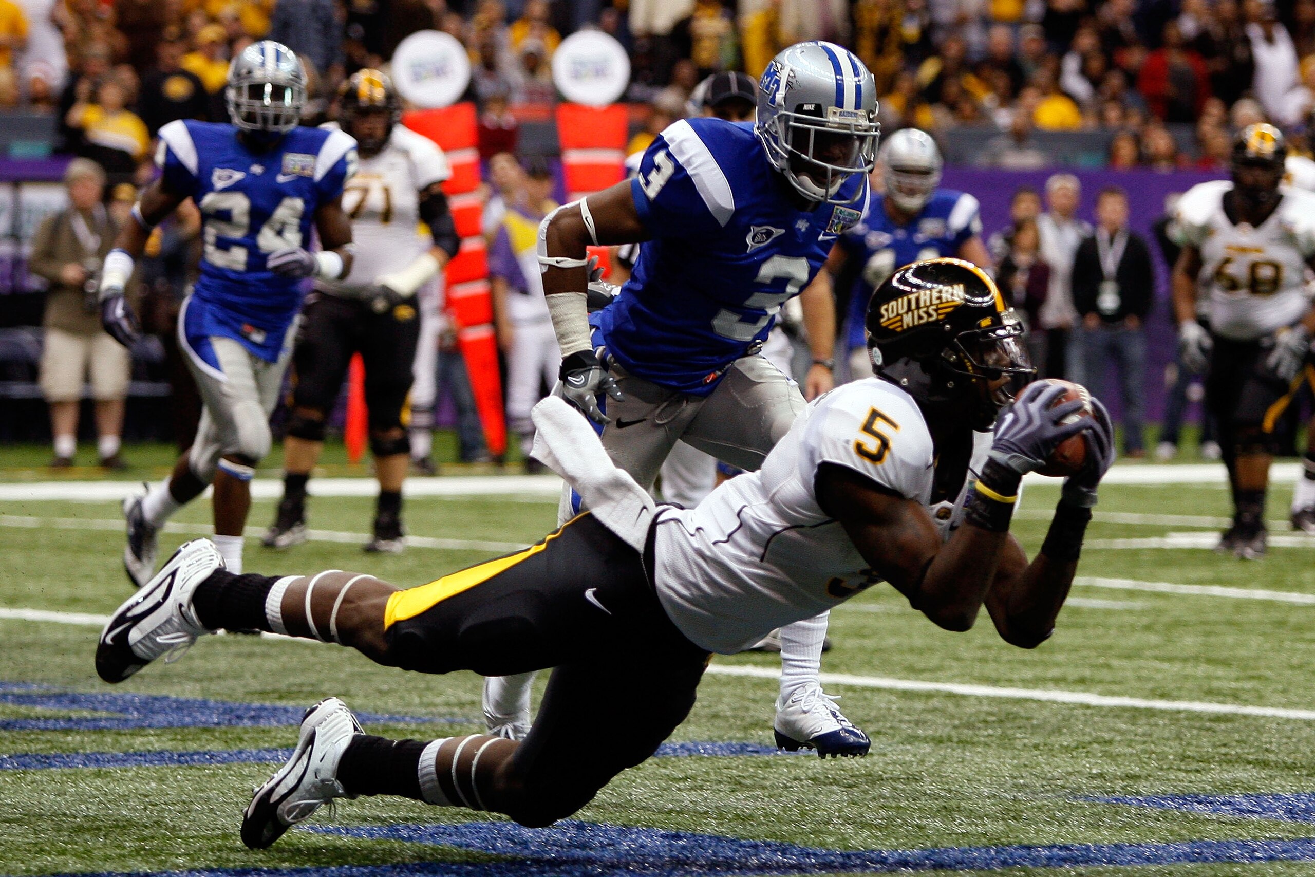 NEW ORLEANS - DECEMBER 20: DeAndre Brown #5 of the Southern Miss Golden Eagles catches a pass for a two point conversion over Marcus Udell #3 of the Middle Tennessee Blue Raiders during the R+L Carriers New Orleans Bowl at the Louisiana Superdome on Dece NEW ORLEANS - DECEMBER 20: DeAndre Brown #5 of the Southern Miss Golden Eagles catches a pass for a two point conversion over Marcus Udell #3 of the Middle Tennessee Blue Raiders during the R+L Carriers New Orleans Bowl at the Louisiana Superdome on Dece
