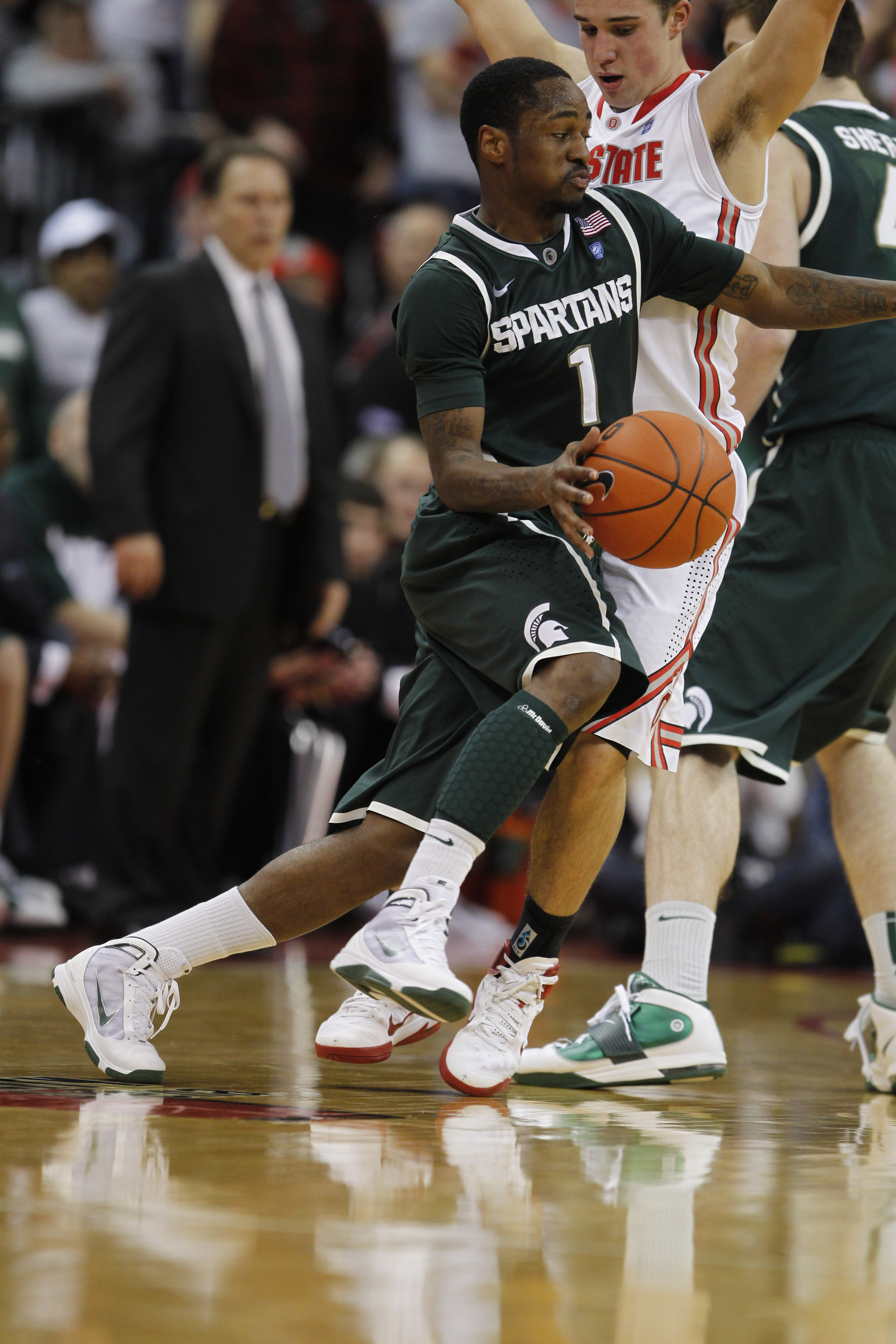COLUMBUS, OH - FEBRUARY 15: Kalin Lucas #1 of the Michigan State Spartans controls the ball while playing the Ohio State Buckues on February 15, 2011 at Value City Arena in Columbus, Ohio. (Photo by Gregory Shamus/Getty Images) COLUMBUS, OH - FEBRUARY 15: Kalin Lucas #1 of the Michigan State Spartans controls the ball while playing the Ohio State Buckues on February 15, 2011 at Value City Arena in Columbus, Ohio. (Photo by Gregory Shamus/Getty Images)