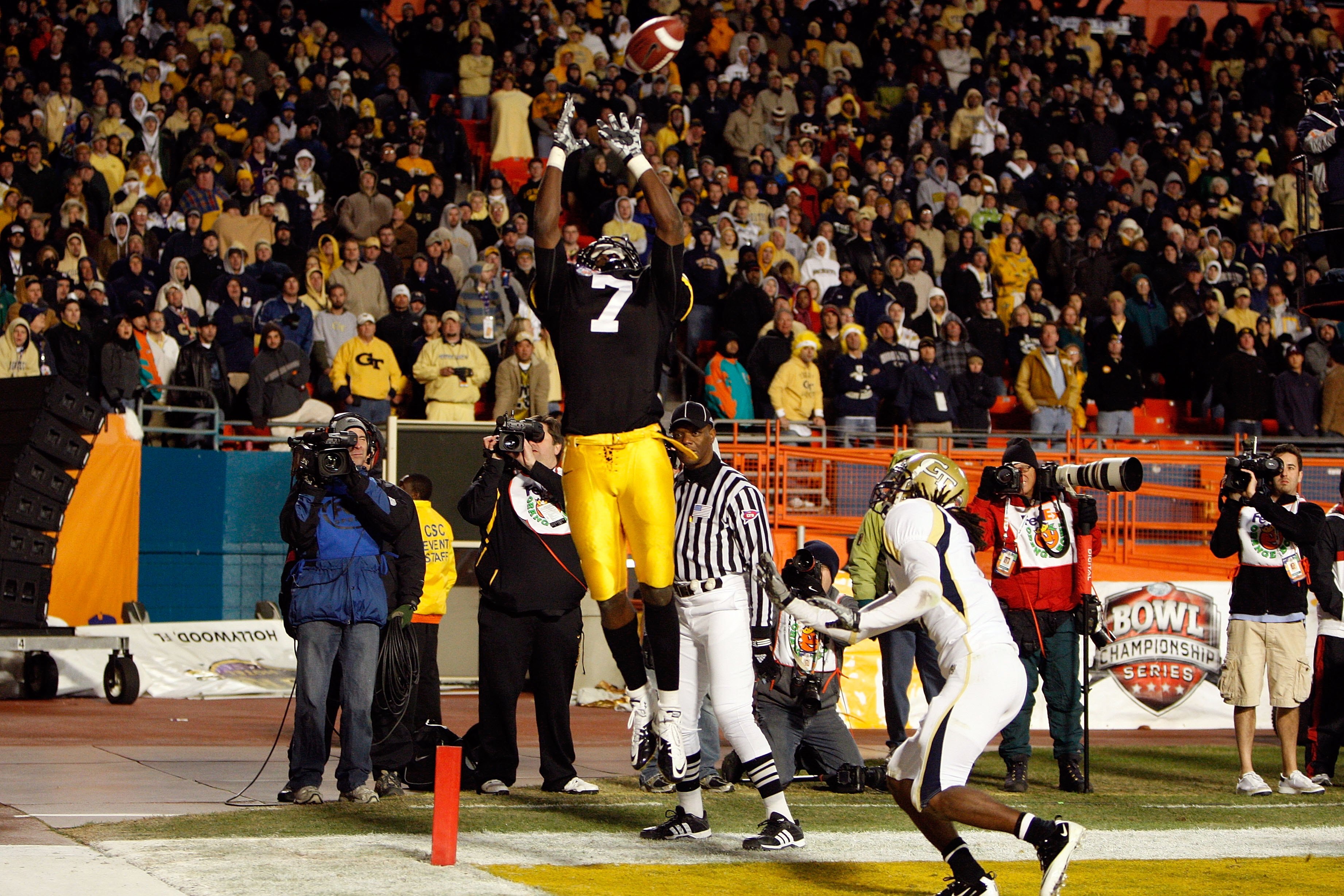 MIAMI GARDENS, FL - JANUARY 05:  Marvin McNutt #7 of the Iowa Hawkeyes fails to make a catch against the Georgia Tech Yellow Jackets during the FedEx Orange Bowl at Land Shark Stadium on January 5, 2010 in Miami Gardens, Florida. Iowa won 24-14. (Photo by