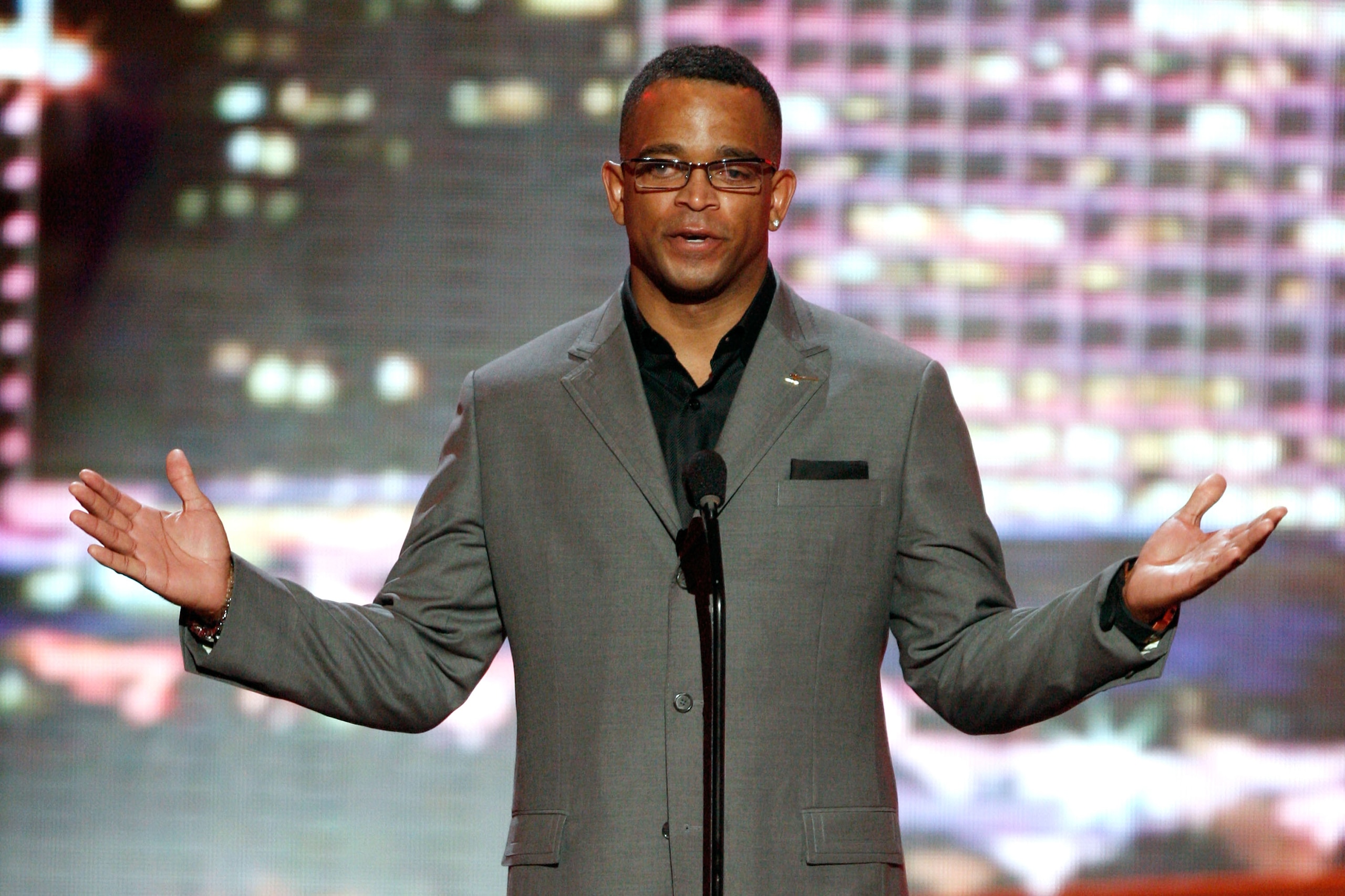 LOS ANGELES, CA - JULY 15:  Stuart Scott of ESPN speaks onstage during the 2009 ESPY Awards held at Nokia Theatre LA Live on July 15, 2009 in Los Angeles, California. The 17th annual ESPYs will air on Sunday, July 19 at 9PM ET on ESPN.  (Photo by Kevin Wi