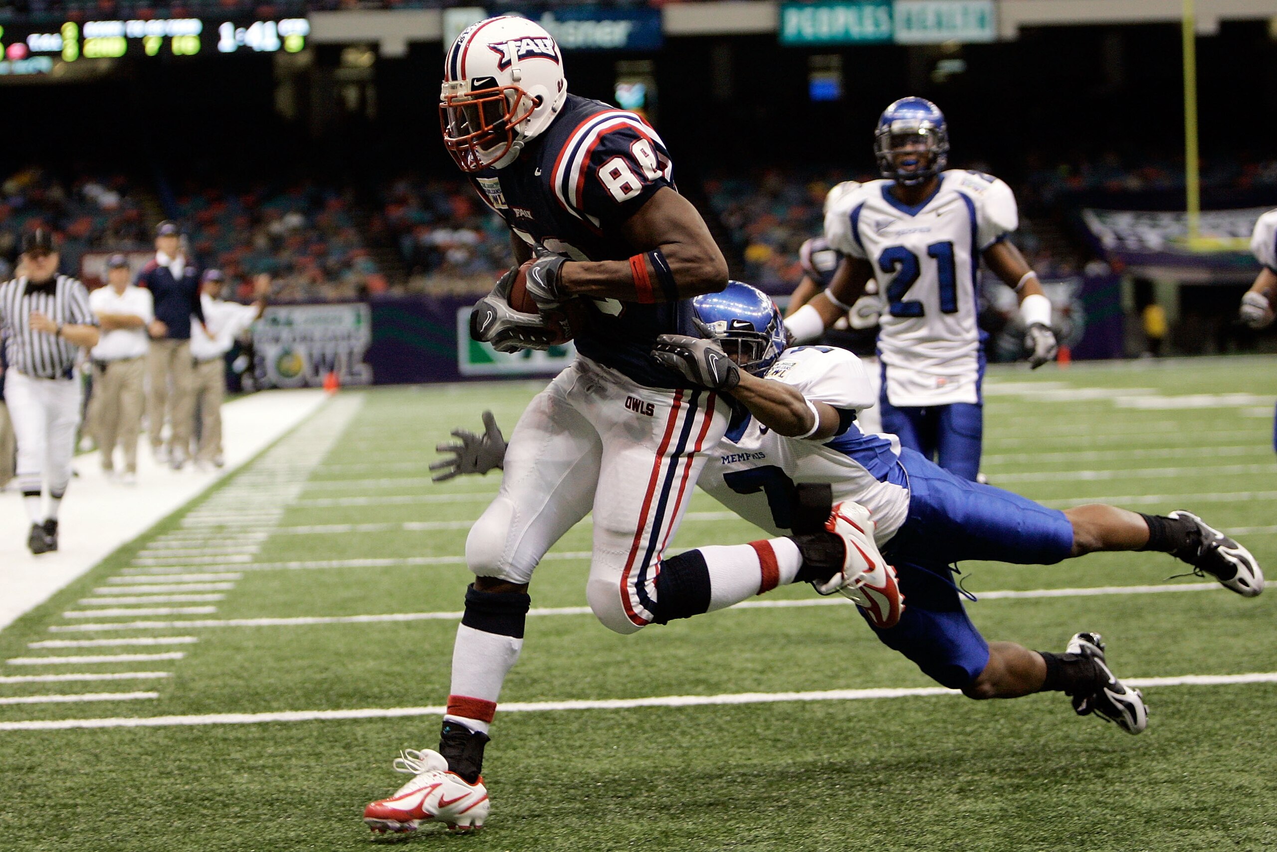 NEW ORLEANS - DECEMBER 21:  Jason Hamon #88 of the Florida Atlantic University Owls catches a touchdown pass over Alton Starr #7 of the Memphis University Tigers  in the New Orleans Bowl on December 21, 2007 at the Louisiana Superdome in New Orleans, Loui